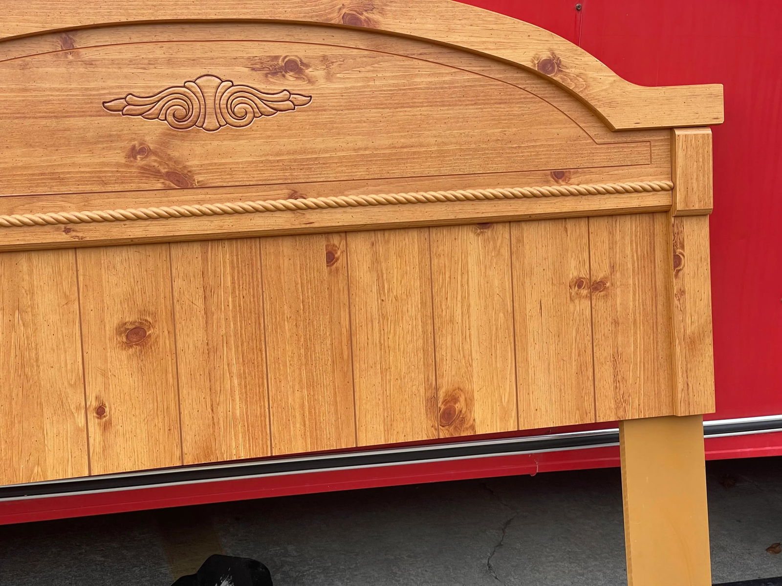 1990s English Blonde Wooden Headboard With Hand Carved Details - 3