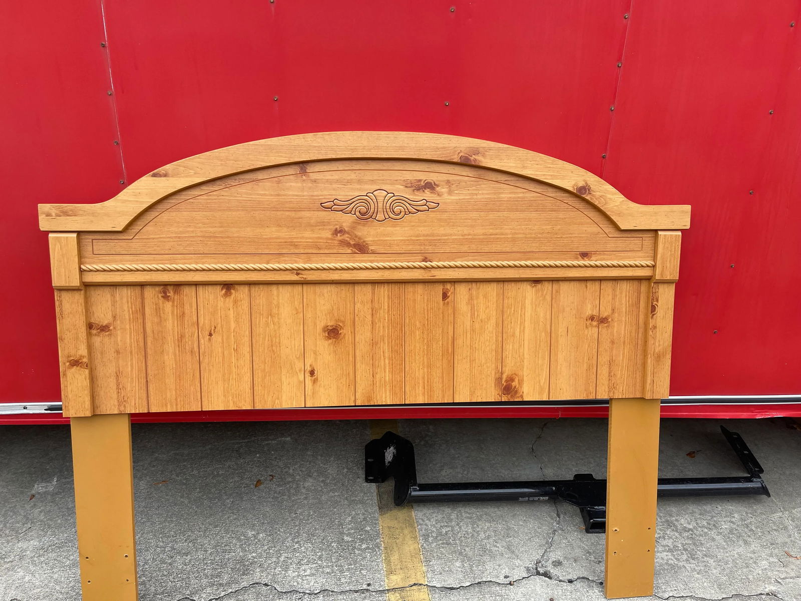 1990s English Blonde Wooden Headboard With Hand Carved Details - 5