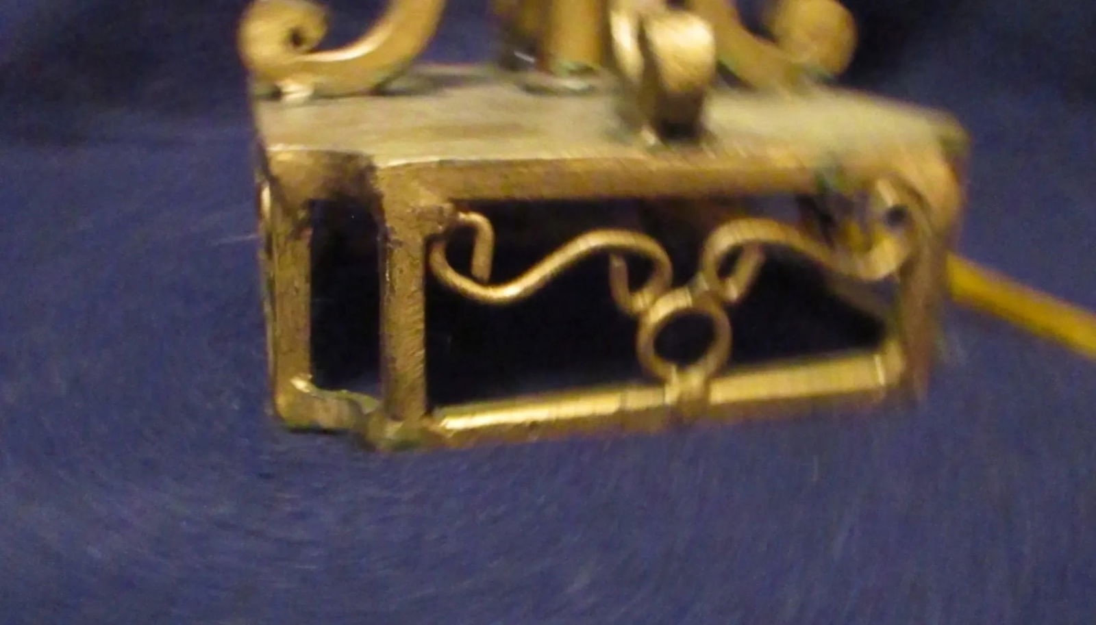 Vintage Modern Gold Filigree Scrollwork Leaf Pattern Table Lamp - 10