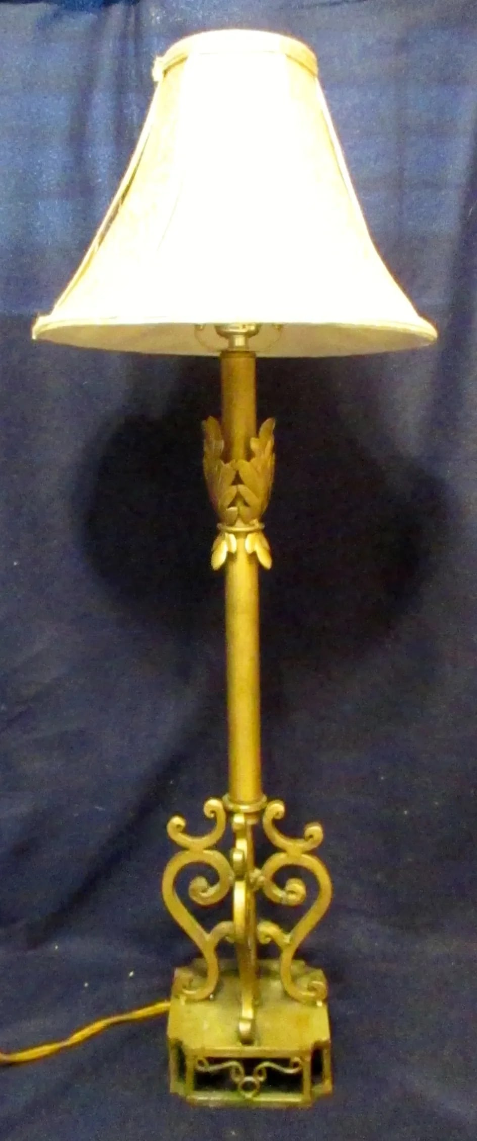 Vintage Modern Gold Filigree Scrollwork Leaf Pattern Table Lamp - 11
