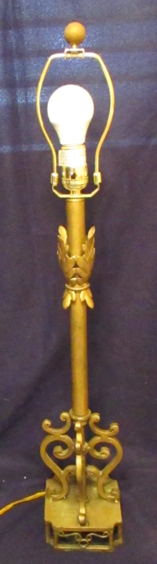 Vintage Modern Gold Filigree Scrollwork Leaf Pattern Table Lamp - 2