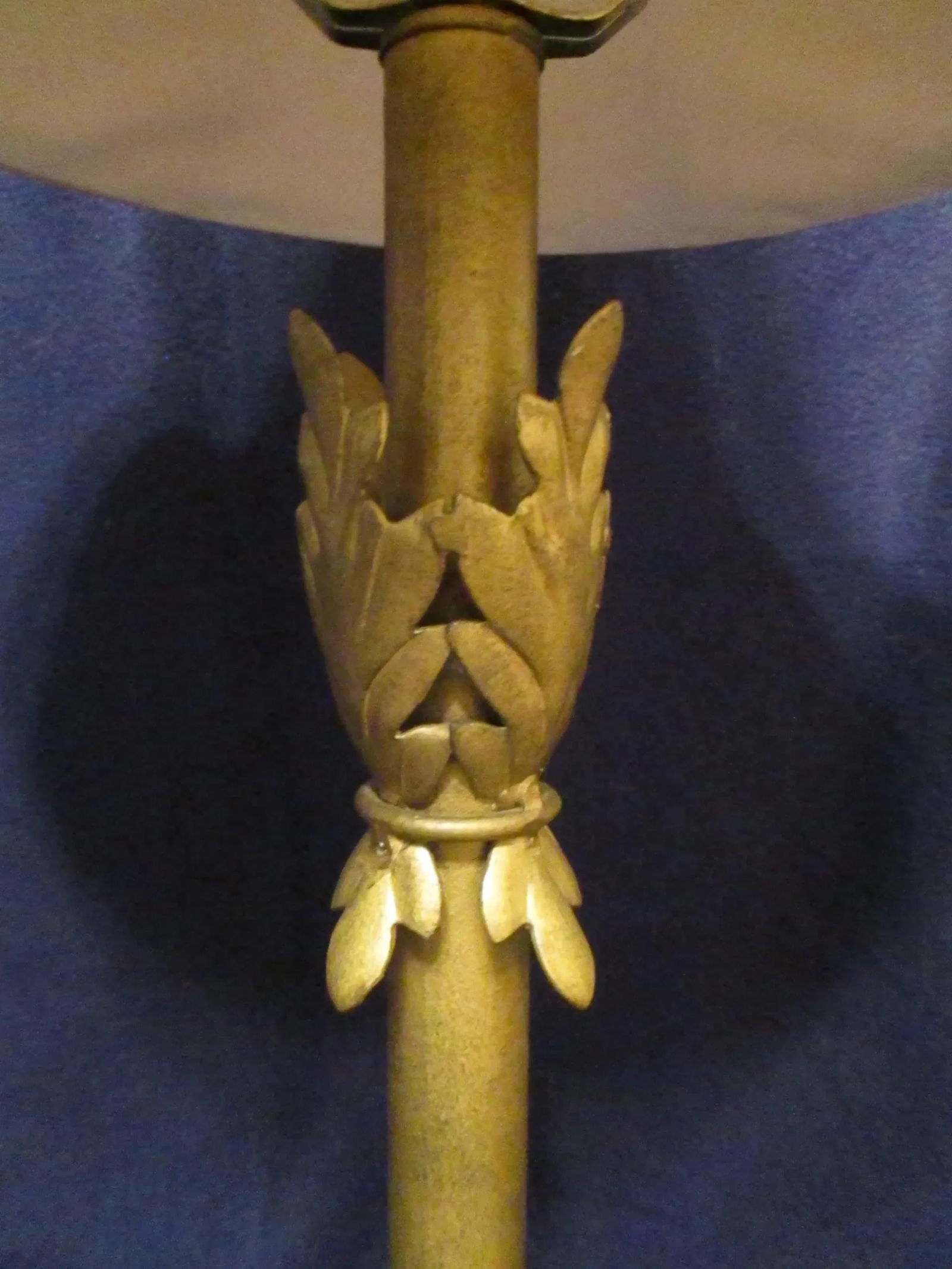 Vintage Modern Gold Filigree Scrollwork Leaf Pattern Table Lamp - 4