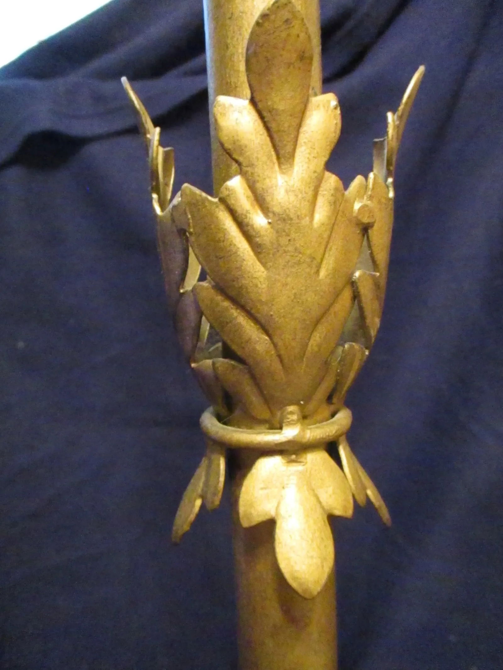 Vintage Modern Gold Filigree Scrollwork Leaf Pattern Table Lamp - 5