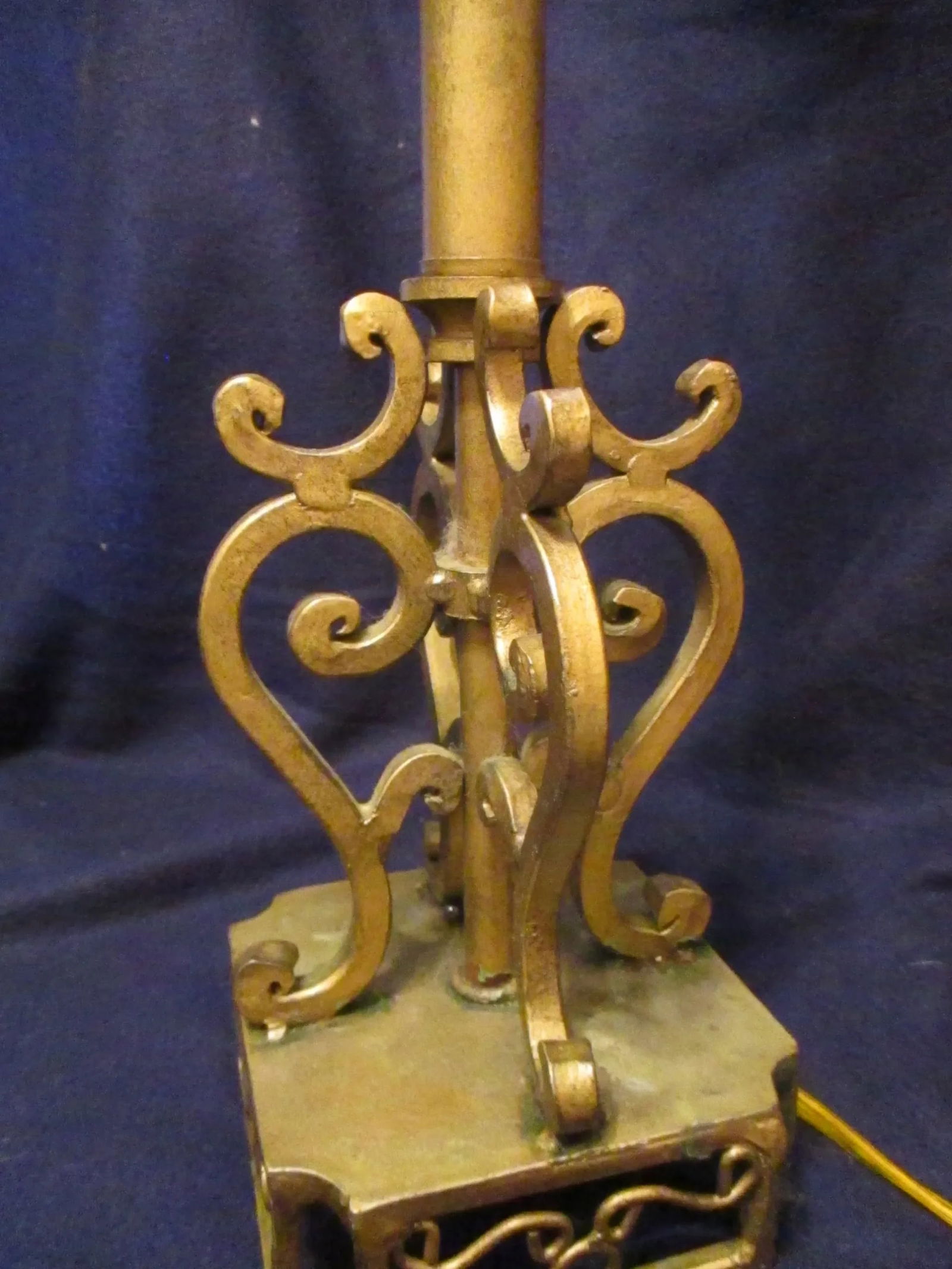 Vintage Modern Gold Filigree Scrollwork Leaf Pattern Table Lamp - 7