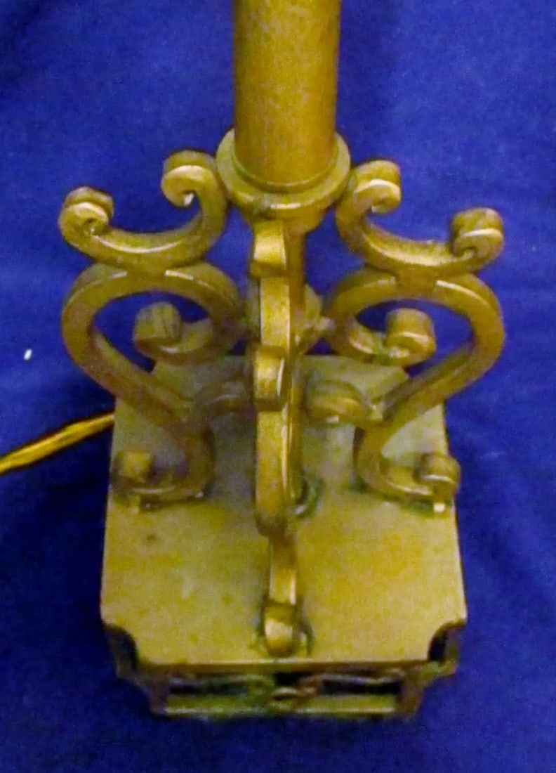 Vintage Modern Gold Filigree Scrollwork Leaf Pattern Table Lamp - 8