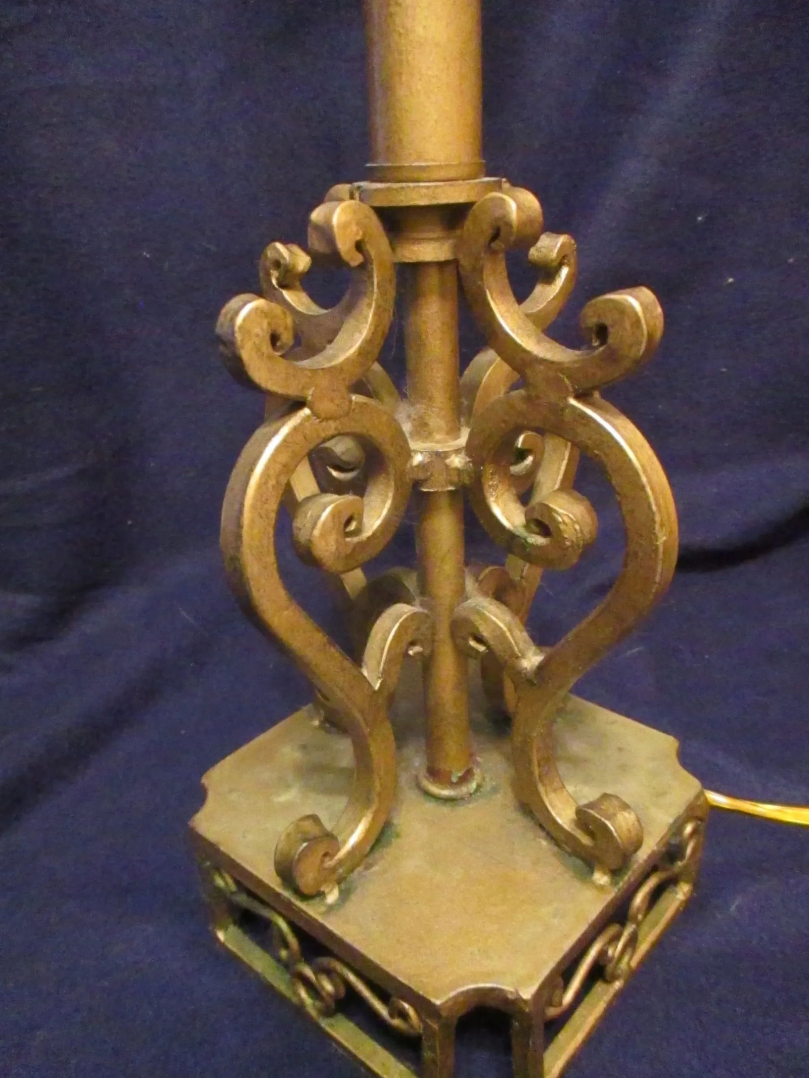 Vintage Modern Gold Filigree Scrollwork Leaf Pattern Table Lamp - 9