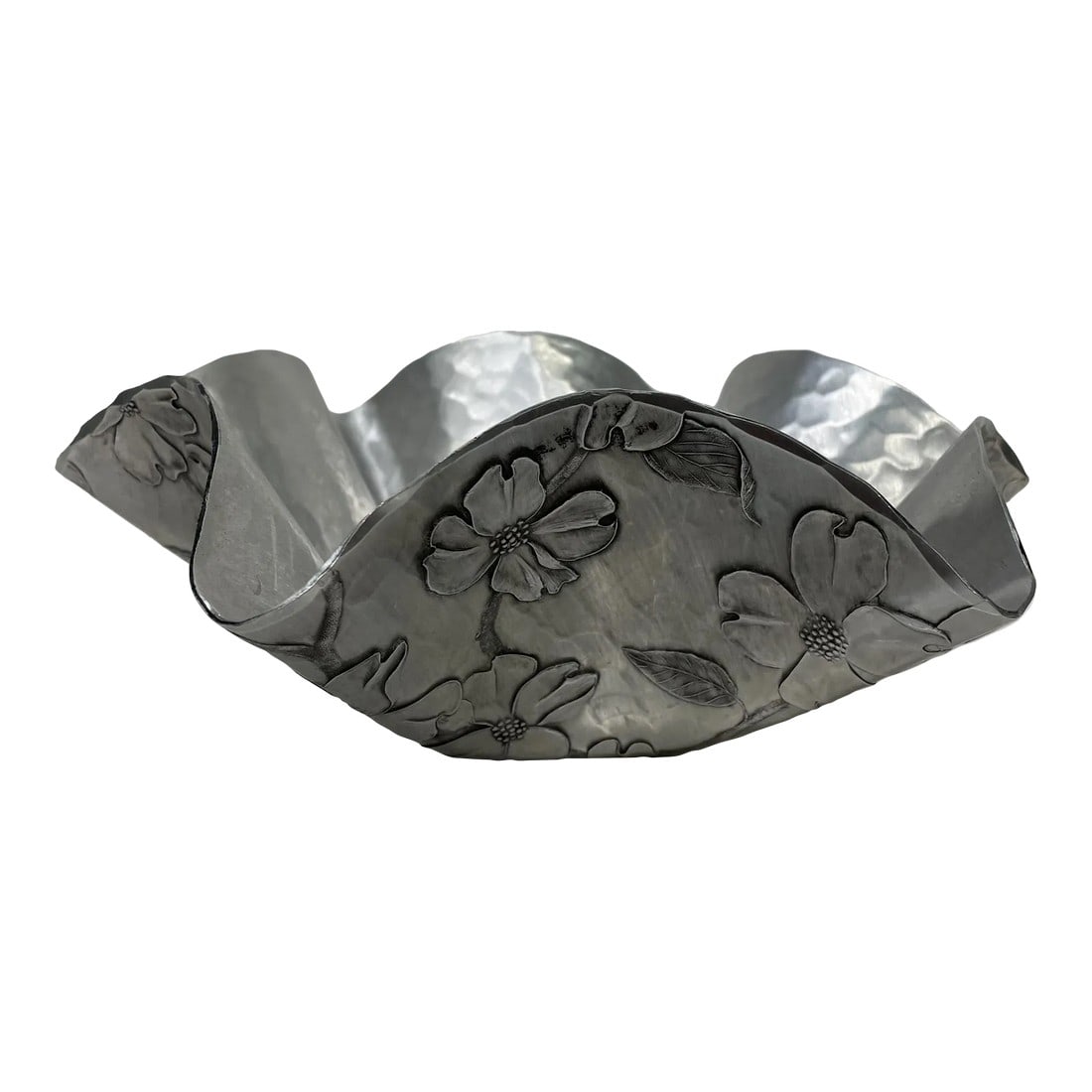 Wendell August Forge Sculptural Serving Dish Dogwood Blossom Grove City, Pa: Handm crafted by Wendell August Forge Hammered Aluminum Sculptural Bowl. Grove City, Pennsylvania Wonderful flair with pretty dogwood blossoms 3.88 H x 10.5 diameter Original preowned very good