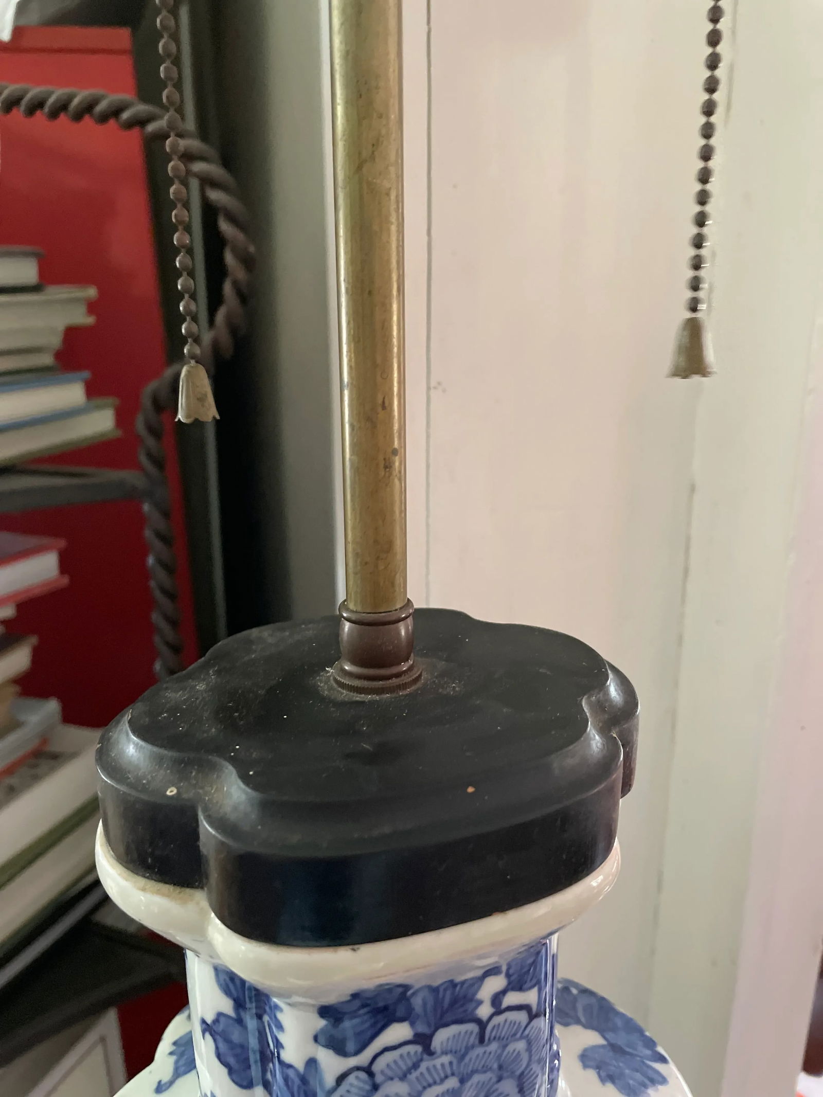 1910s Chinese Blue and White Ceramic Porcelain Lamp With Wooden Base and Cap - 11