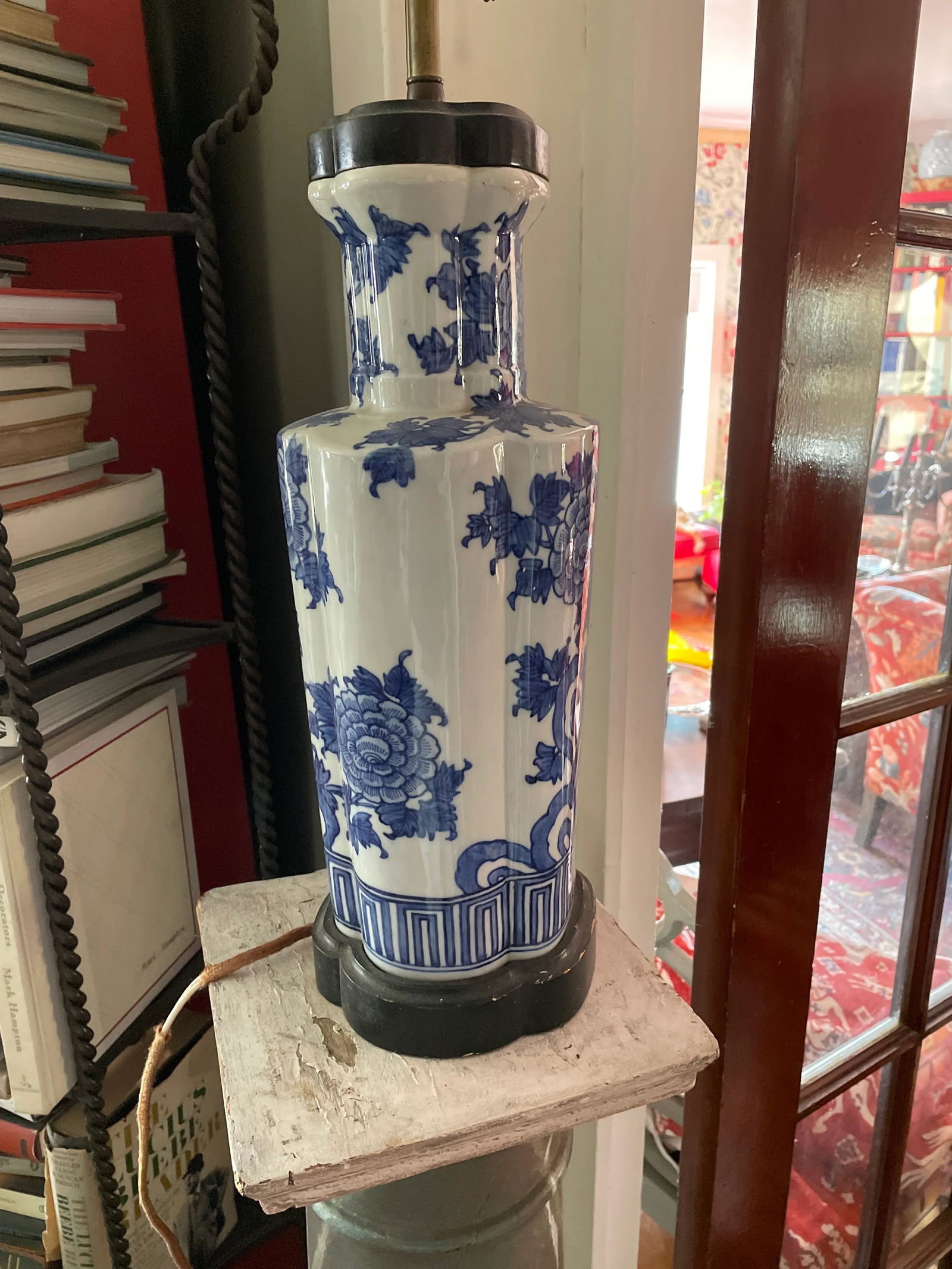 1910s Chinese Blue and White Ceramic Porcelain Lamp With Wooden Base and Cap - 2