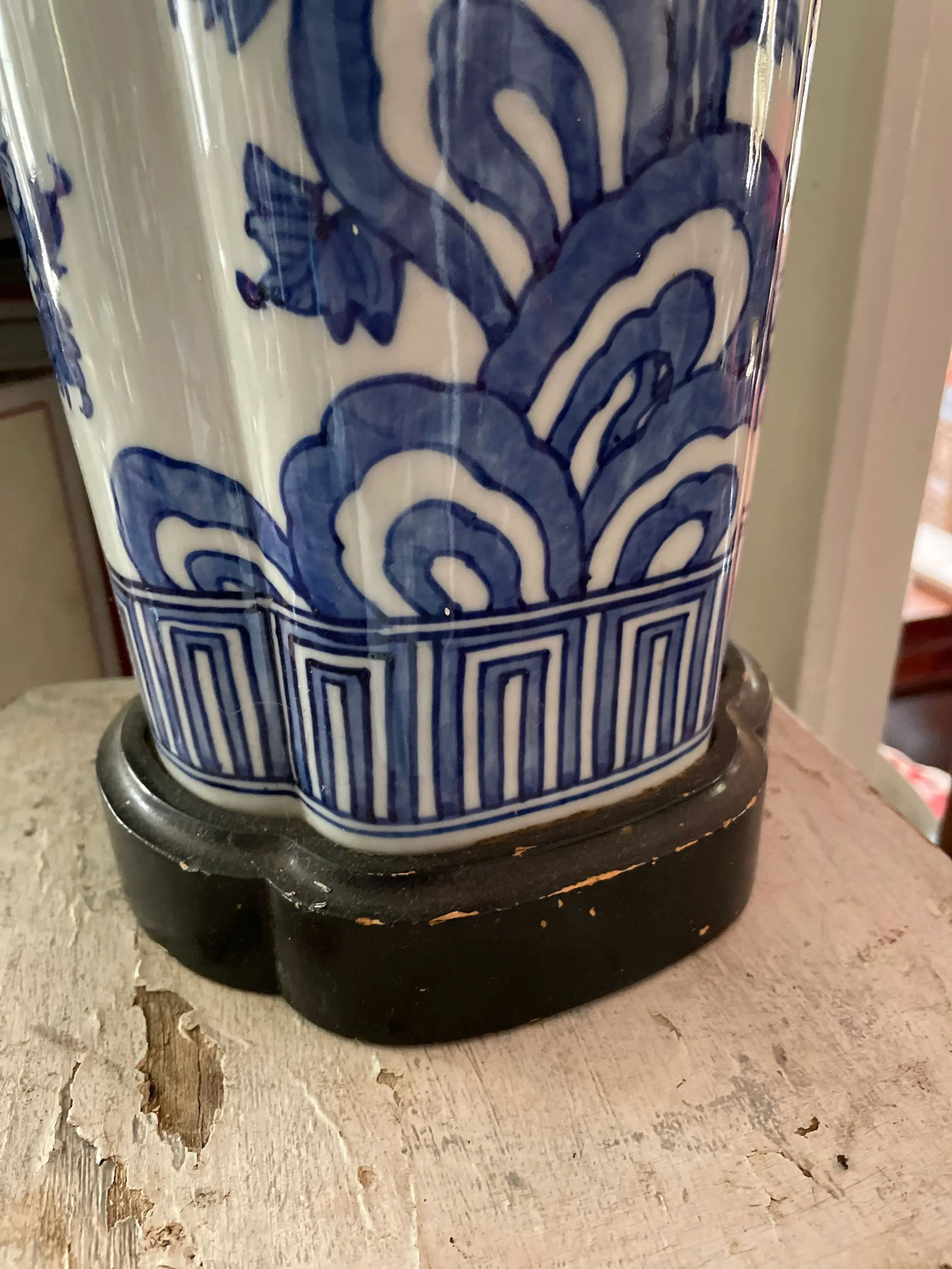 1910s Chinese Blue and White Ceramic Porcelain Lamp With Wooden Base and Cap - 3