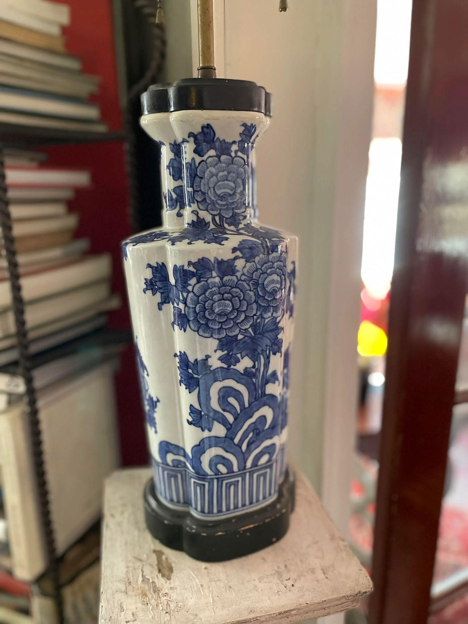 1910s Chinese Blue and White Ceramic Porcelain Lamp With Wooden Base and Cap - 4