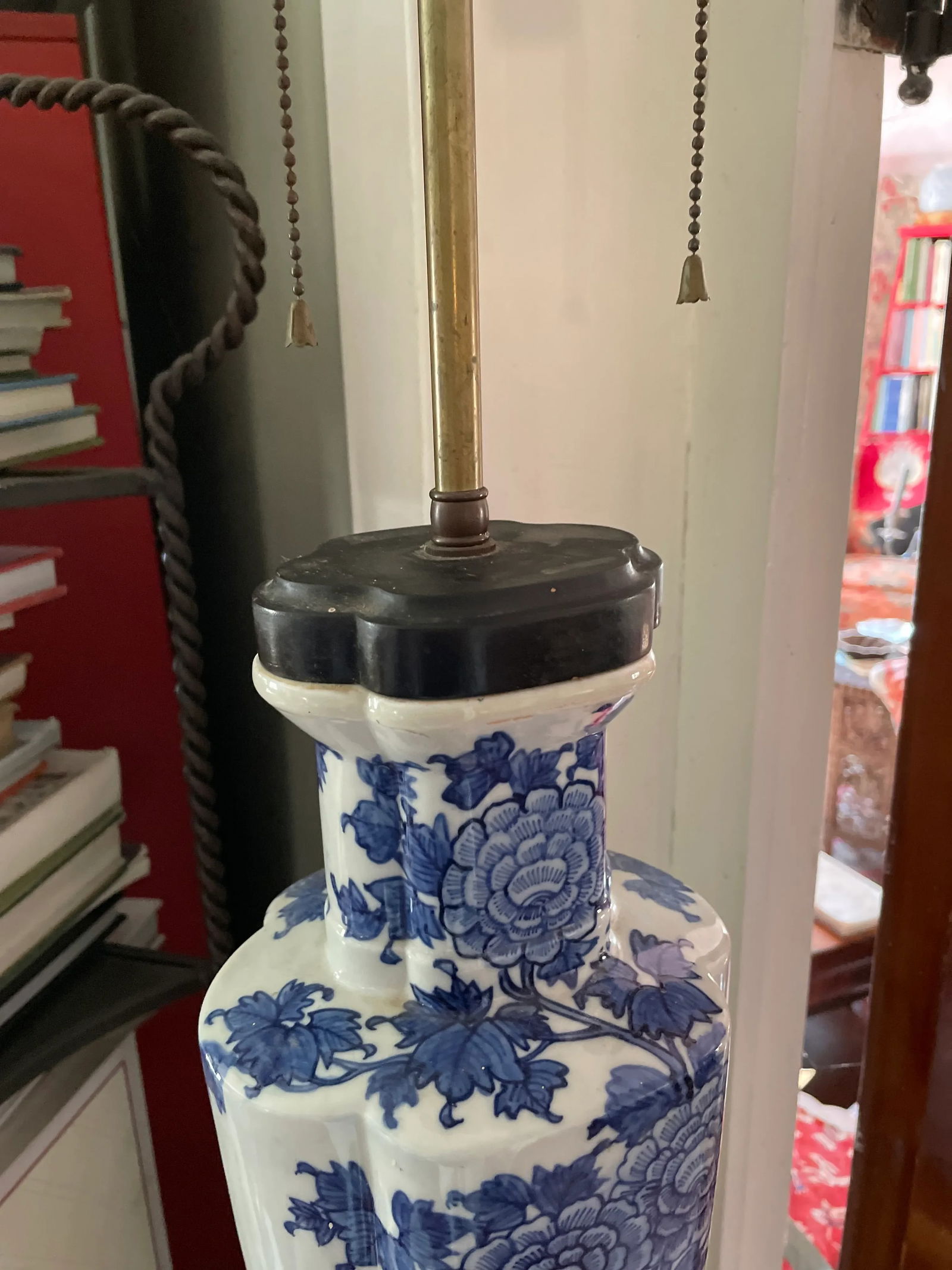 1910s Chinese Blue and White Ceramic Porcelain Lamp With Wooden Base and Cap - 5