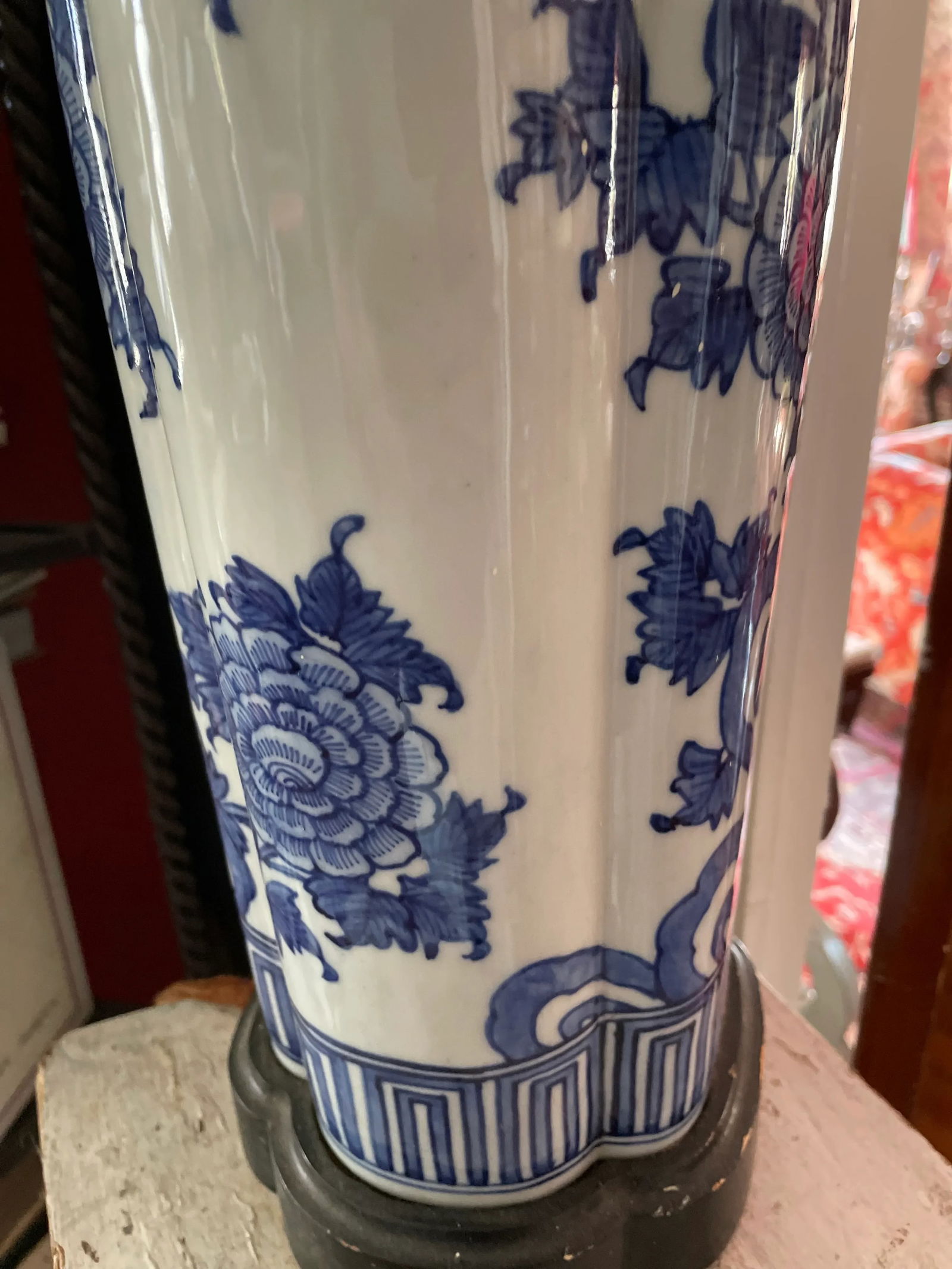 1910s Chinese Blue and White Ceramic Porcelain Lamp With Wooden Base and Cap - 8