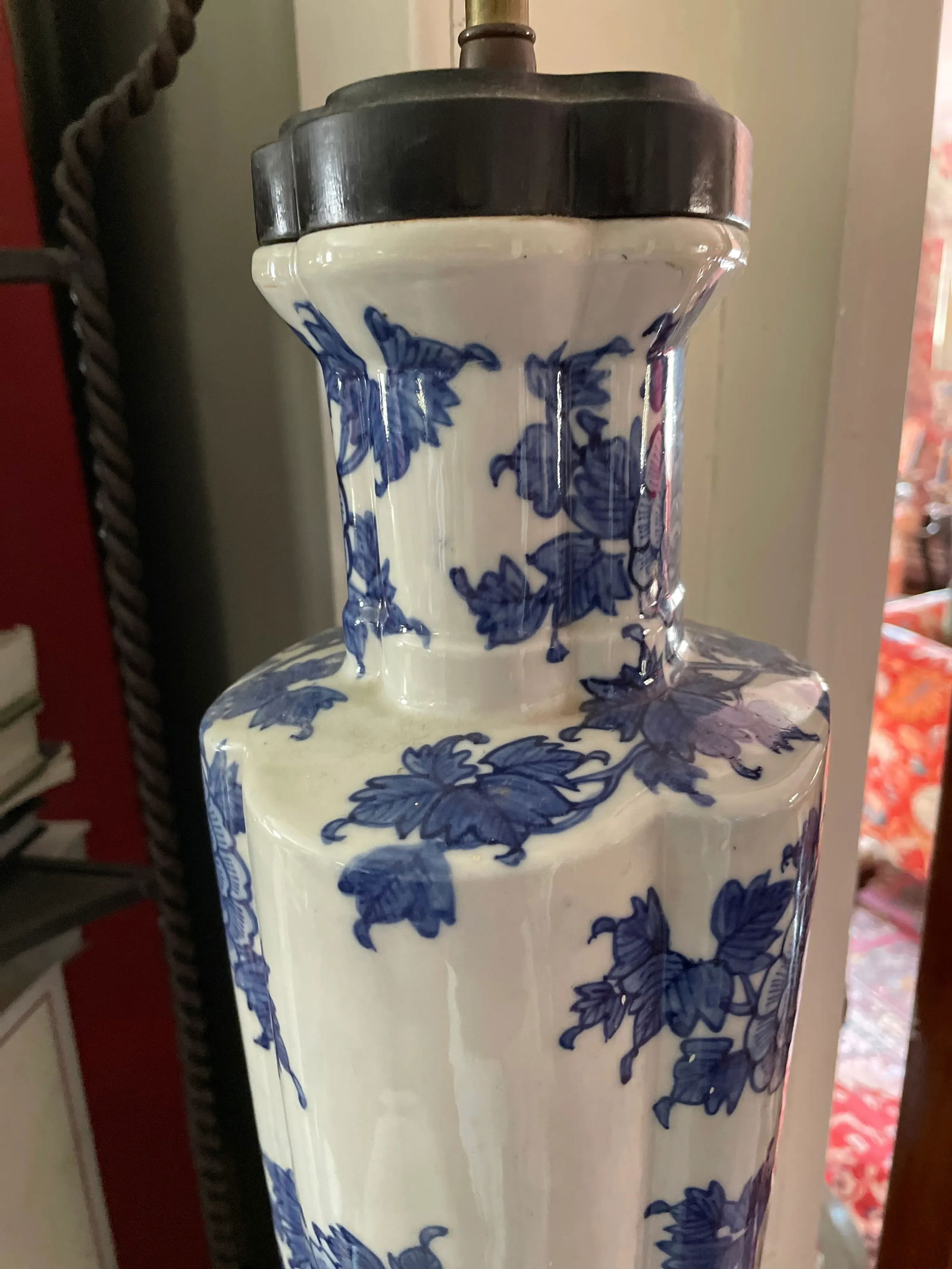 1910s Chinese Blue and White Ceramic Porcelain Lamp With Wooden Base and Cap - 9