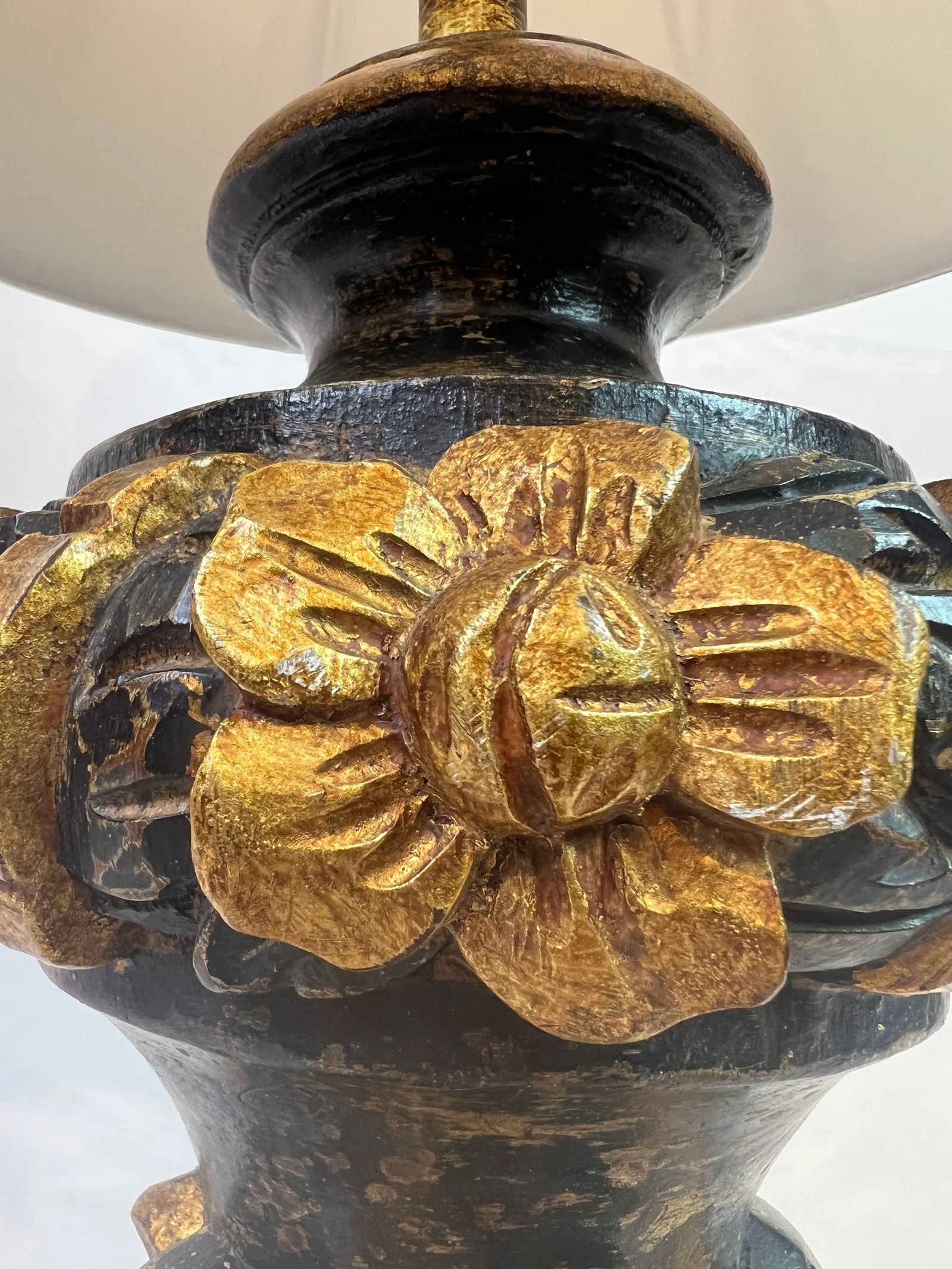 1990s Italian Wood Carved Lamp in Distressed Black Color - 7