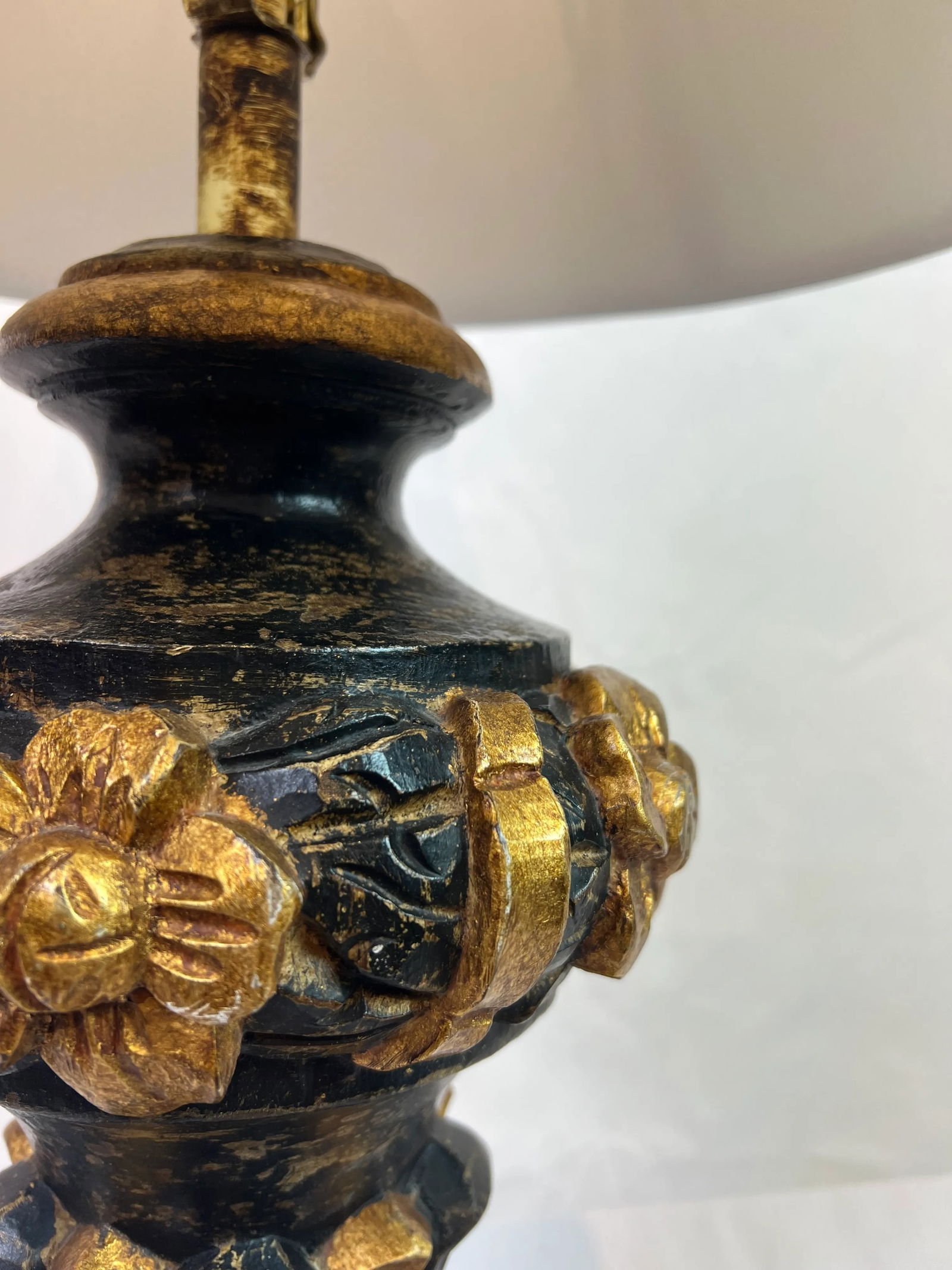 1990s Italian Wood Carved Lamp in Distressed Black Color - 8