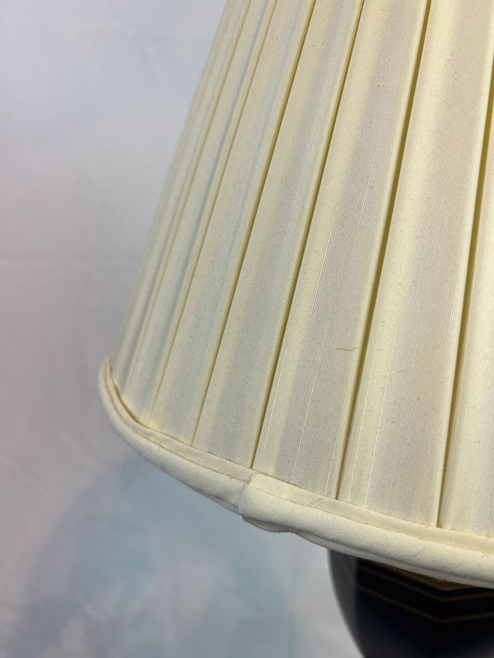 Italian Hand-Painted Tole Lamp Featuring Ebony Finish With Gold Accents and Mirrored Panels - 10