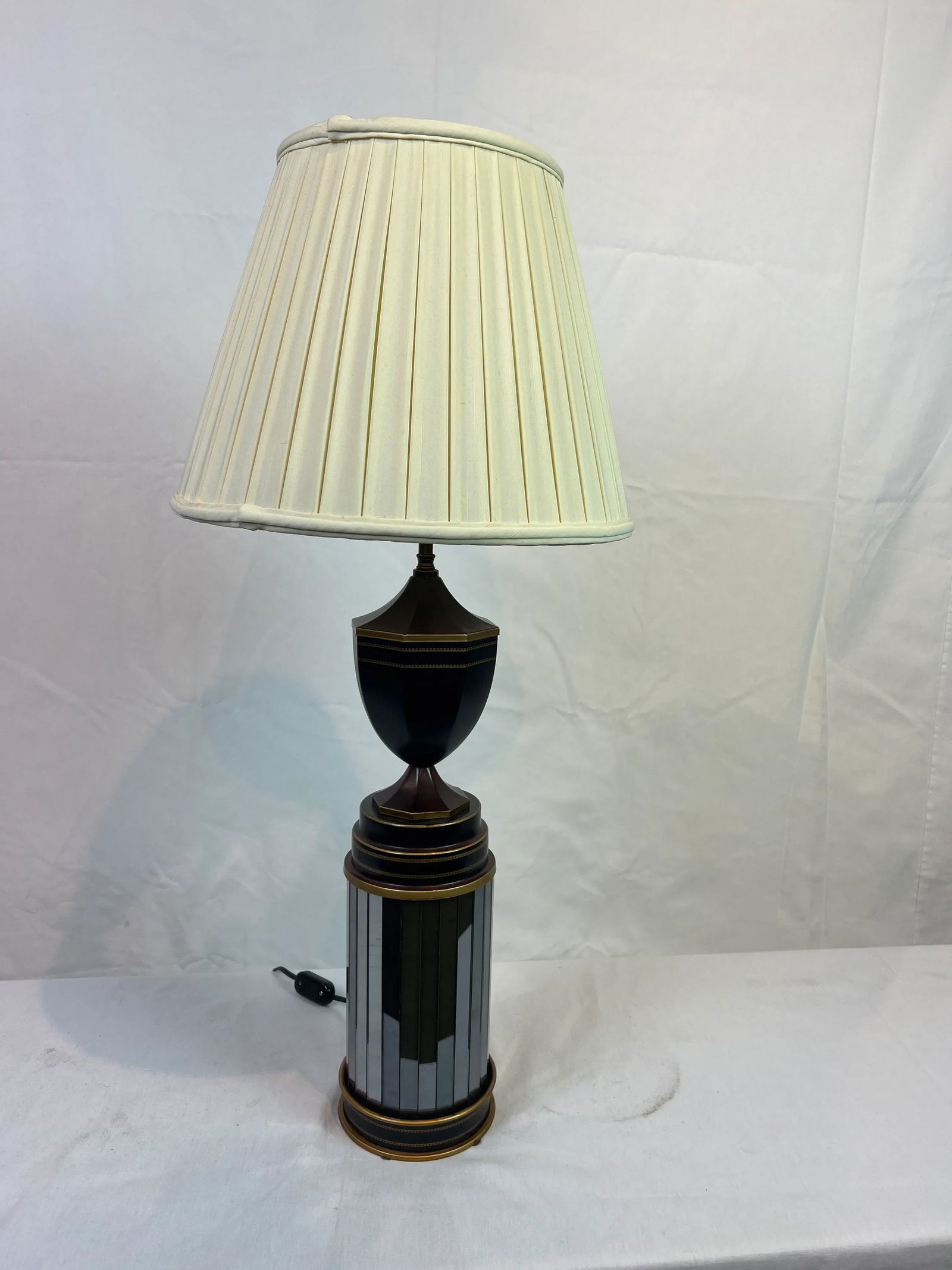 Italian Hand-Painted Tole Lamp Featuring Ebony Finish With Gold Accents and Mirrored Panels - 2