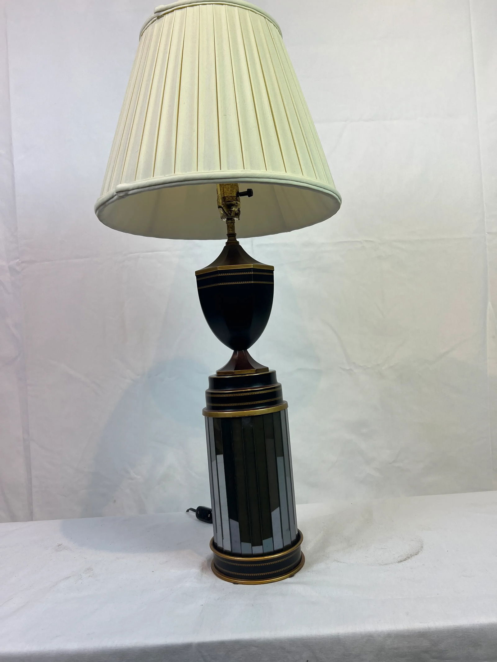Italian Hand-Painted Tole Lamp Featuring Ebony Finish With Gold Accents and Mirrored Panels - 3
