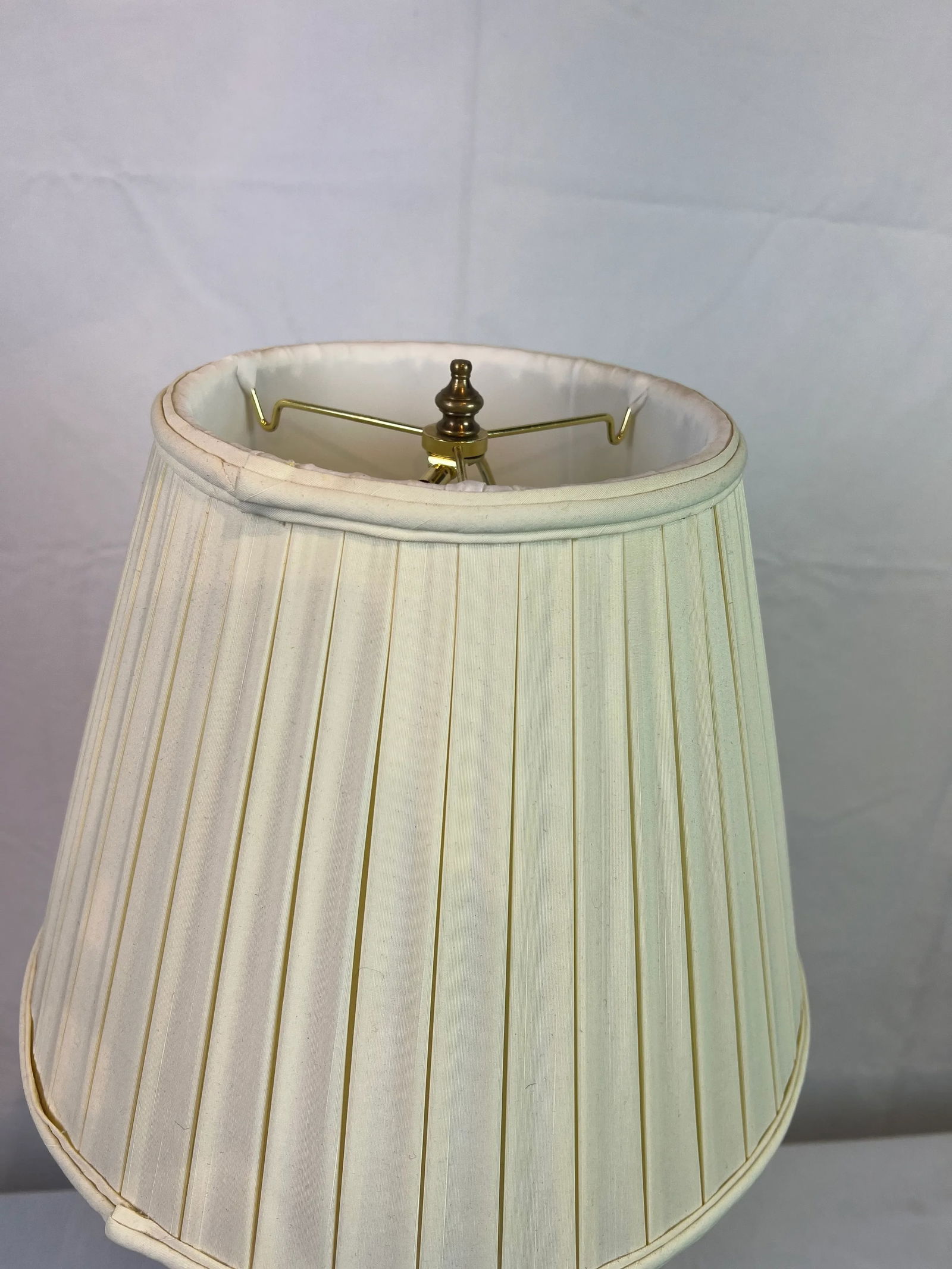 Italian Hand-Painted Tole Lamp Featuring Ebony Finish With Gold Accents and Mirrored Panels - 4