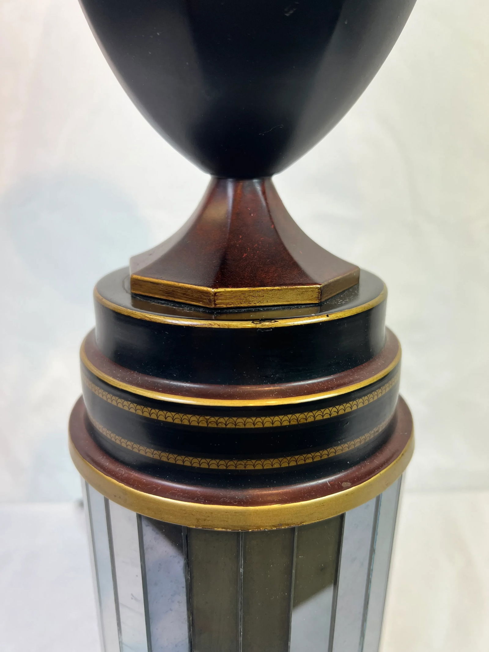 Italian Hand-Painted Tole Lamp Featuring Ebony Finish With Gold Accents and Mirrored Panels - 5