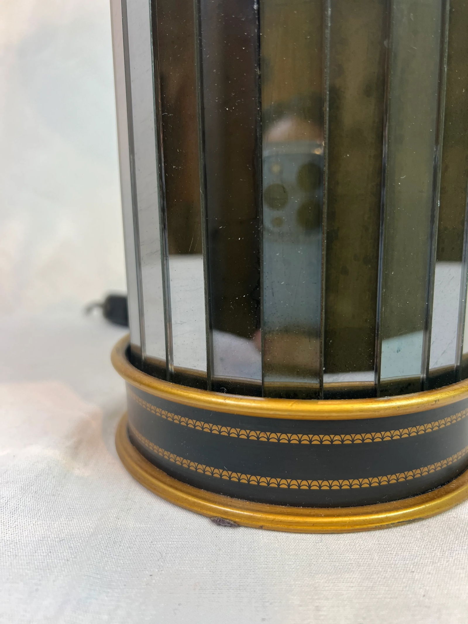 Italian Hand-Painted Tole Lamp Featuring Ebony Finish With Gold Accents and Mirrored Panels - 6