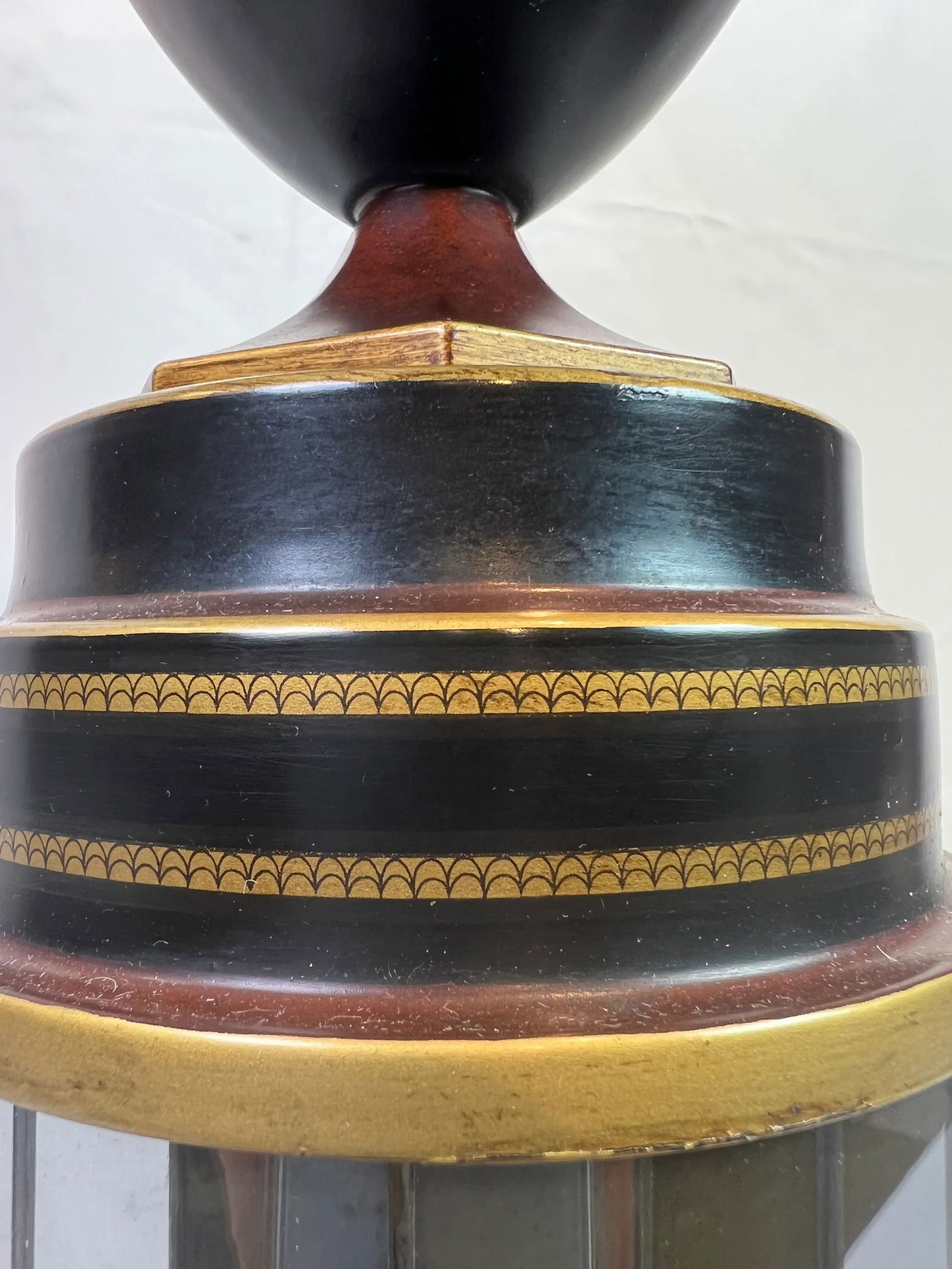 Italian Hand-Painted Tole Lamp Featuring Ebony Finish With Gold Accents and Mirrored Panels - 7