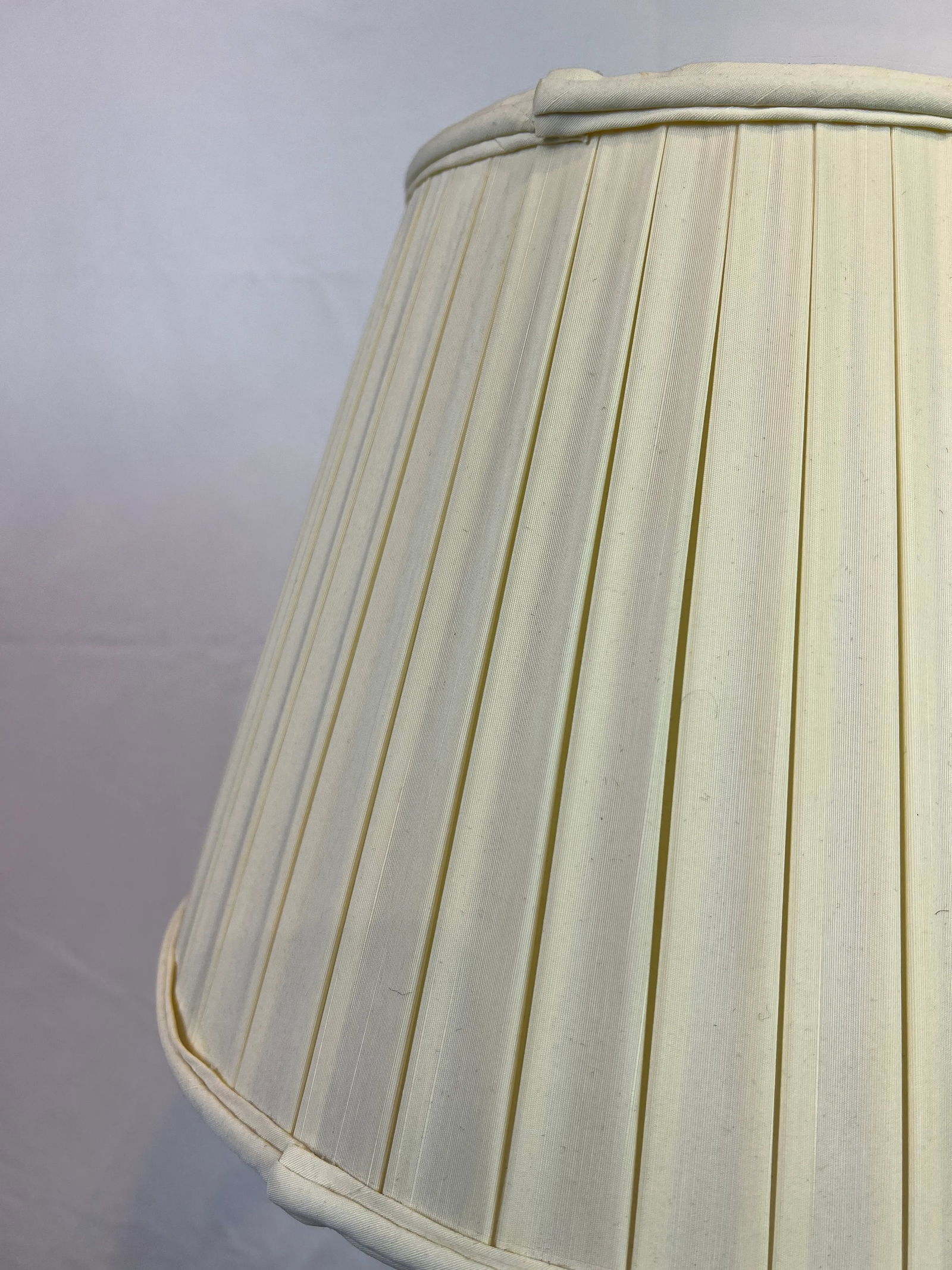 Italian Hand-Painted Tole Lamp Featuring Ebony Finish With Gold Accents and Mirrored Panels - 9