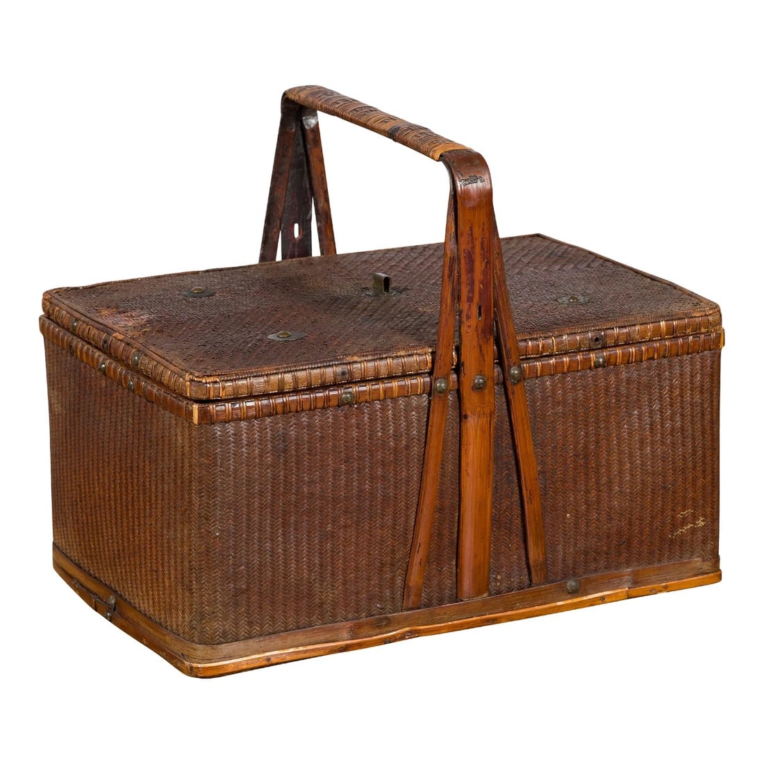Chinese Early 20th Century Rattan Lunch Box with Tripartite Bamboo Handle: A Chinese antique rattan lunch basket from the early 20th century, with bamboo tripartite handle. Created in China during the early years of the 20th century, this lunch box captures our attention