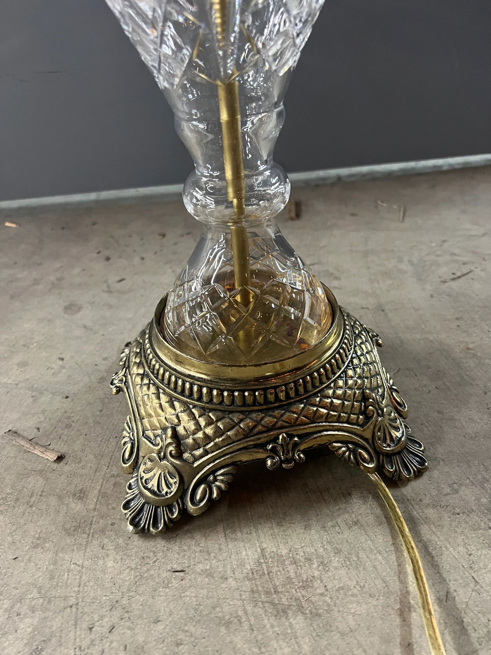 Vintage 1960s Lamp With Glass and Brass Base - 2