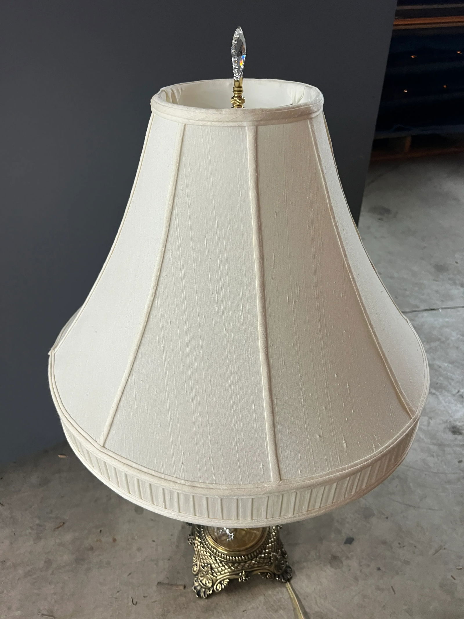 Vintage 1960s Lamp With Glass and Brass Base - 8