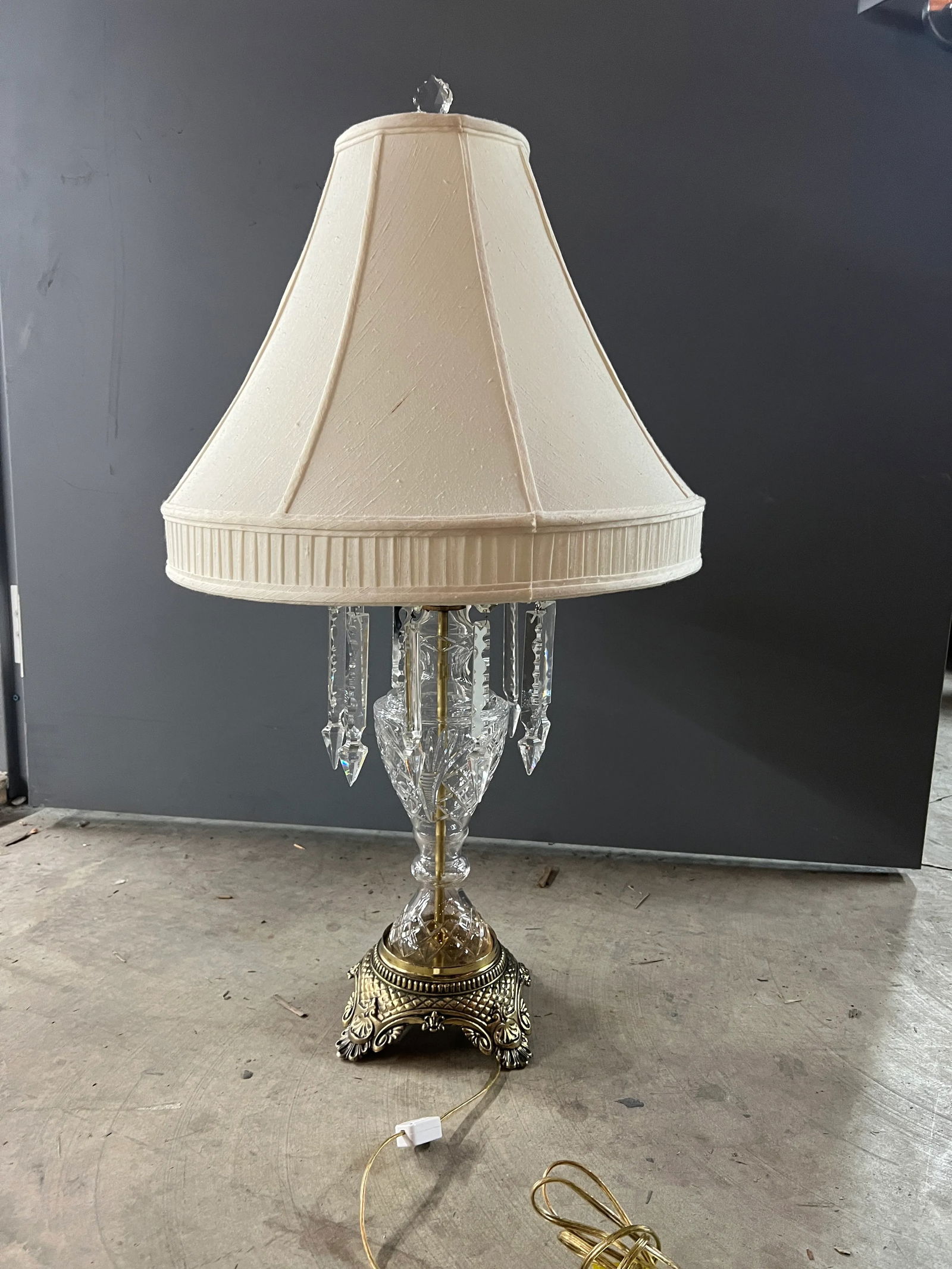 Vintage 1960s Lamp With Glass and Brass Base - 9