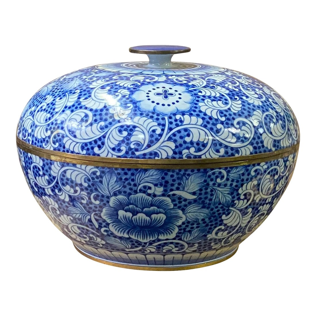 Vintage Blue White Porcelain Floral Pattern Accent Round Box Display: This is a decorative porcelain round box in Blue and White color finish. The theme is floral pattern graphics. Dimensions: Dis 12.5" x h9.5" Origin: China Material: Porcelain Condition: hand made,