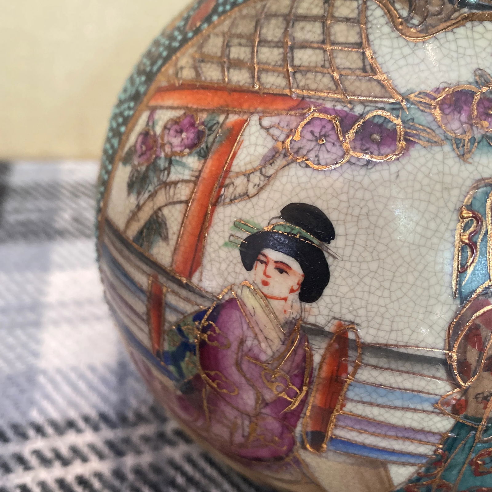 Chinoiserie Asian Vase With Ruffled Neck - 3