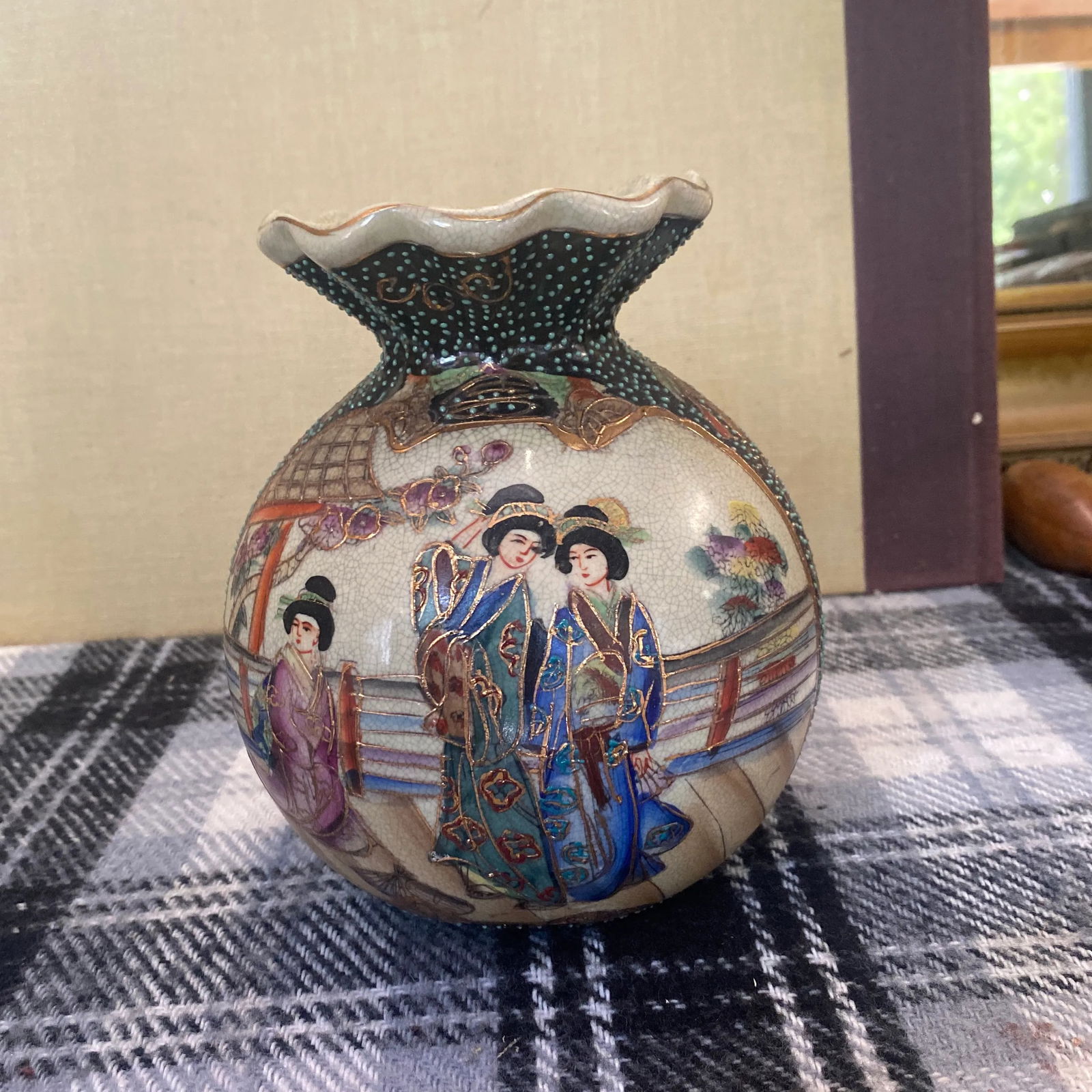 Chinoiserie Asian Vase With Ruffled Neck - 9