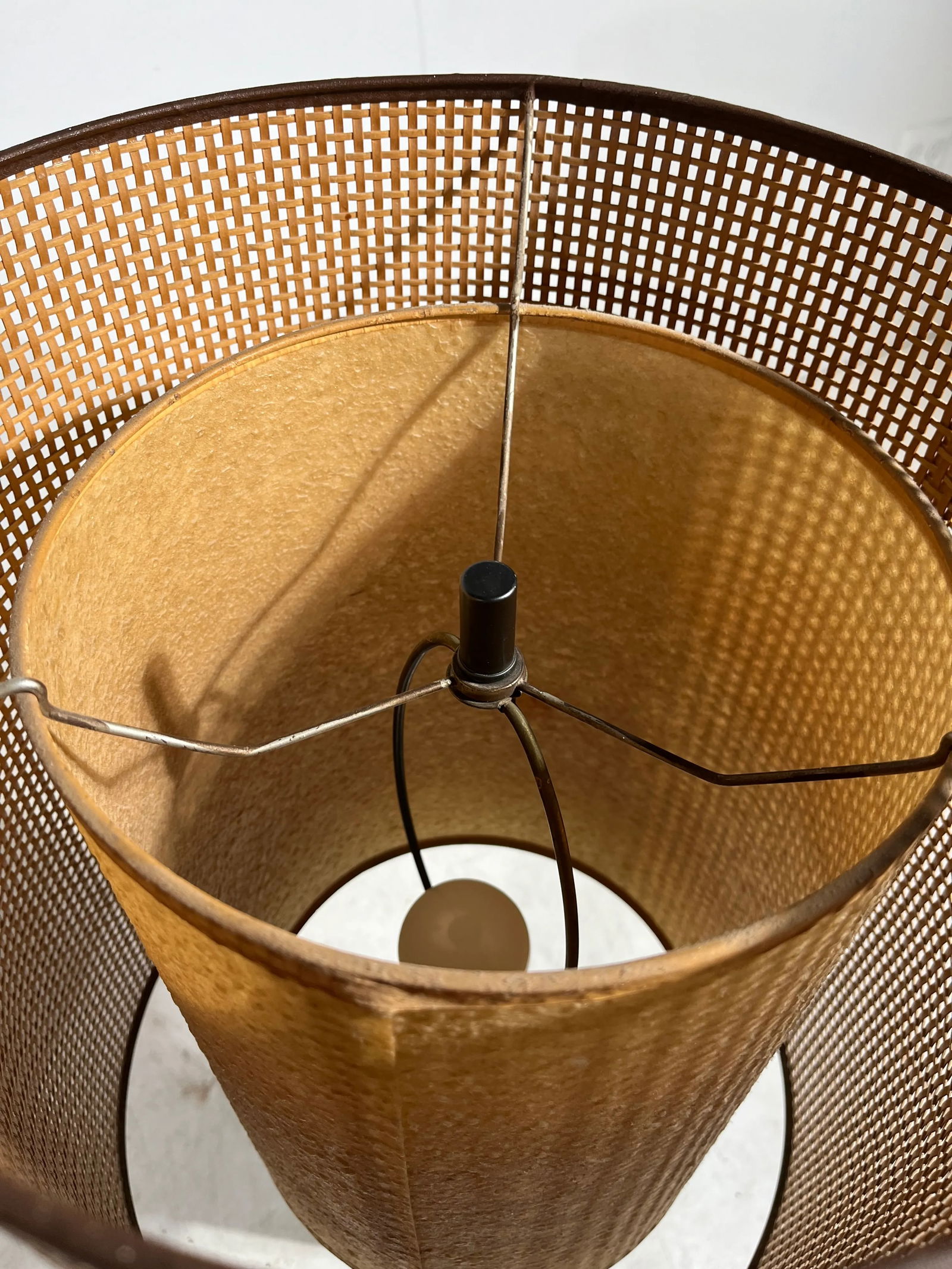 Mid Century Gruvwood Table Lamp With Original Woven Shade Ca 1960's - 11