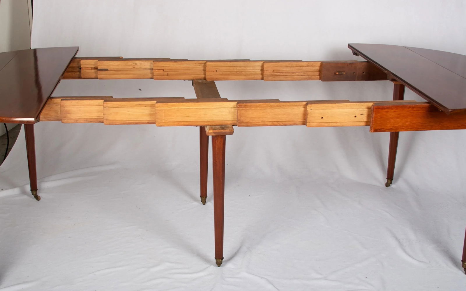 Early 19th Century Louis XVI Style Acajou Mahogany Dining Table with Two Leaves - 4