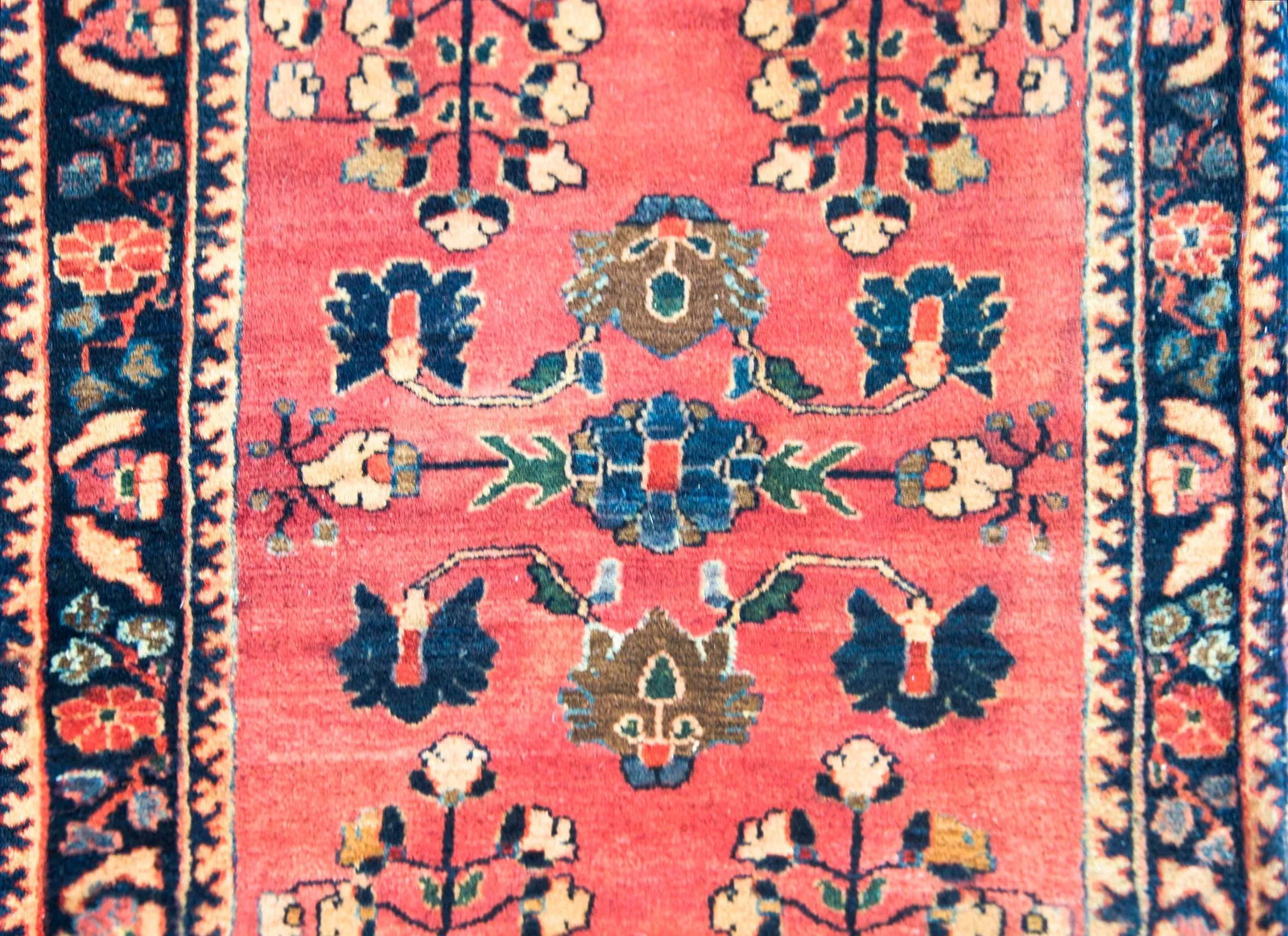 Early 20th Century Persian Sarouk Rug - 3