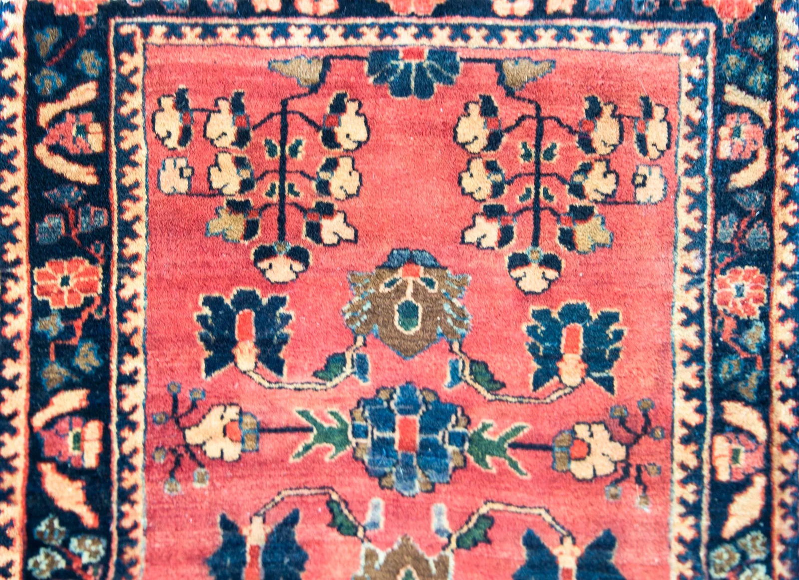 Early 20th Century Persian Sarouk Rug - 4