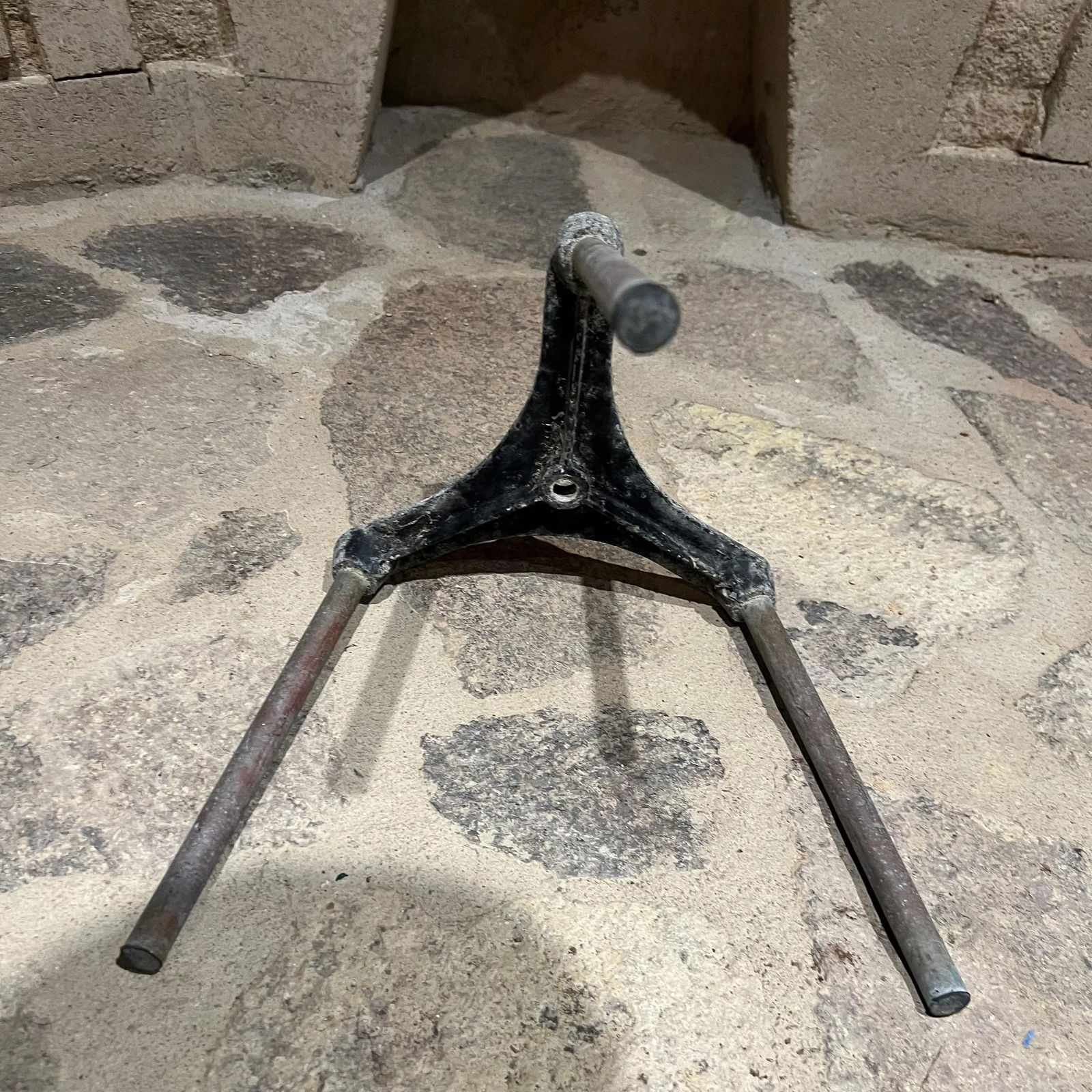 1950s Mid-Century Modern Tripod Planter Pedestal Stand in Patinated Aluminum - 4