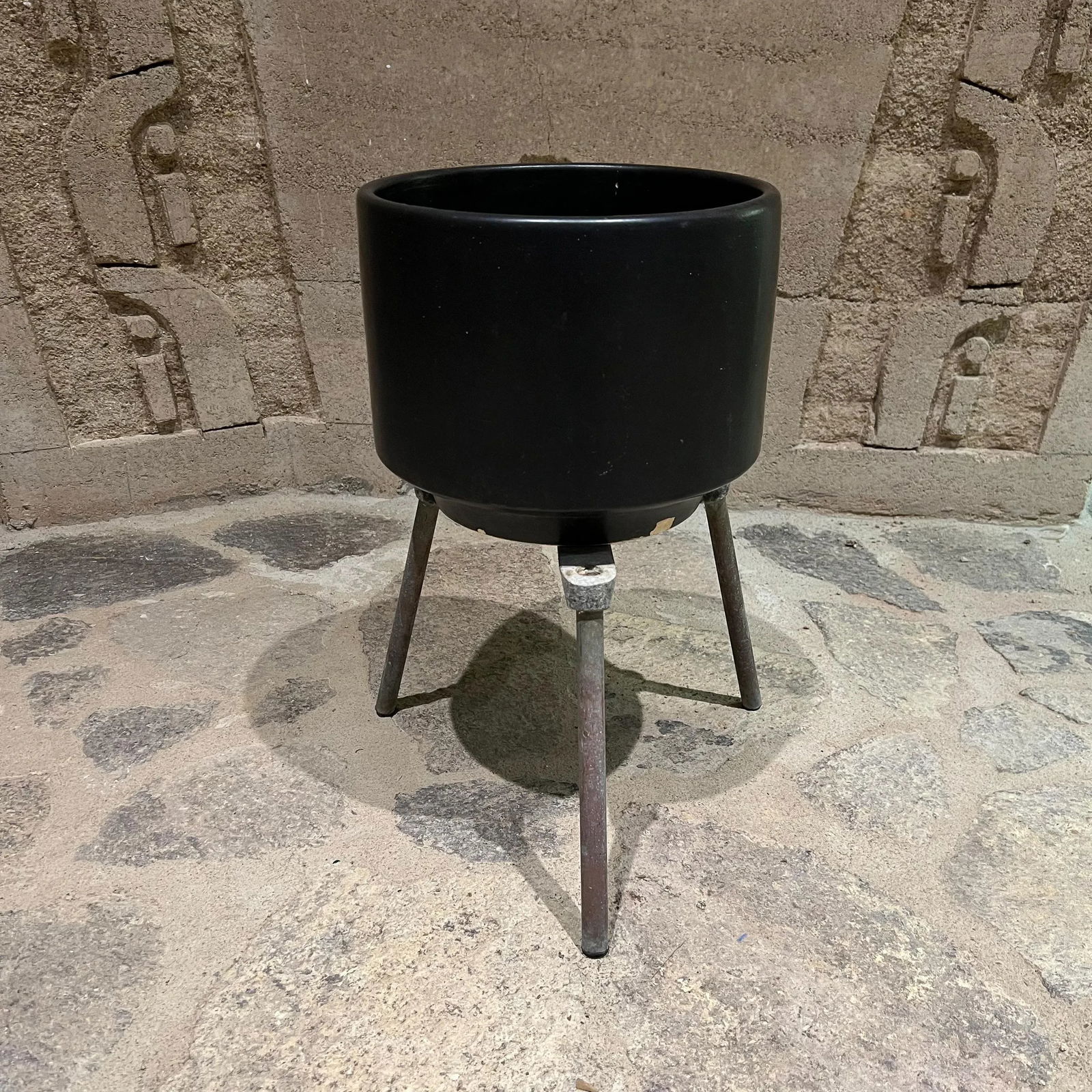 1950s Mid-Century Modern Tripod Planter Pedestal Stand in Patinated Aluminum - 5
