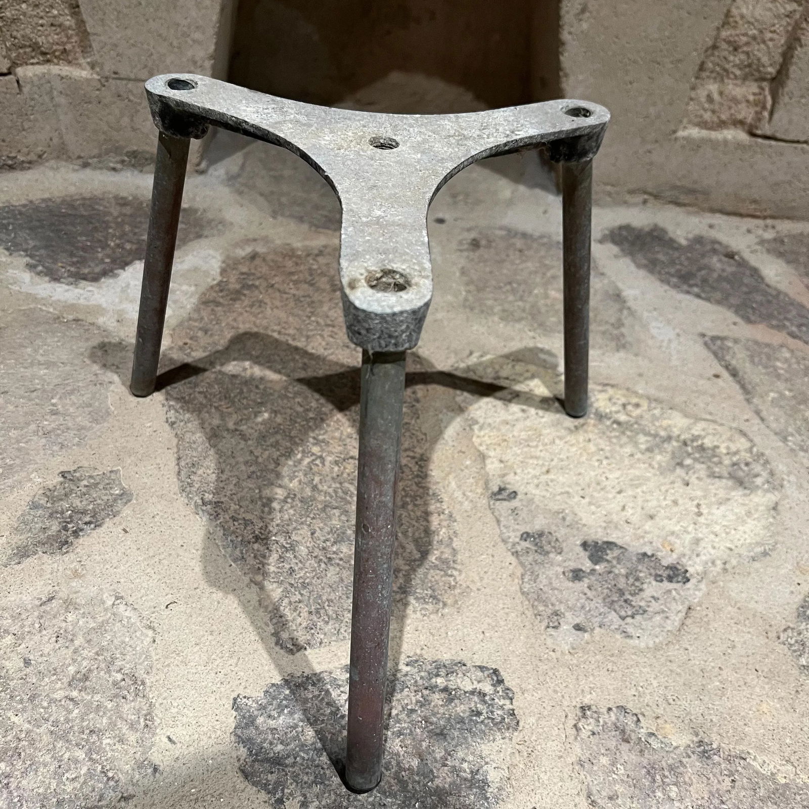 1950s Mid-Century Modern Tripod Planter Pedestal Stand in Patinated Aluminum - 6