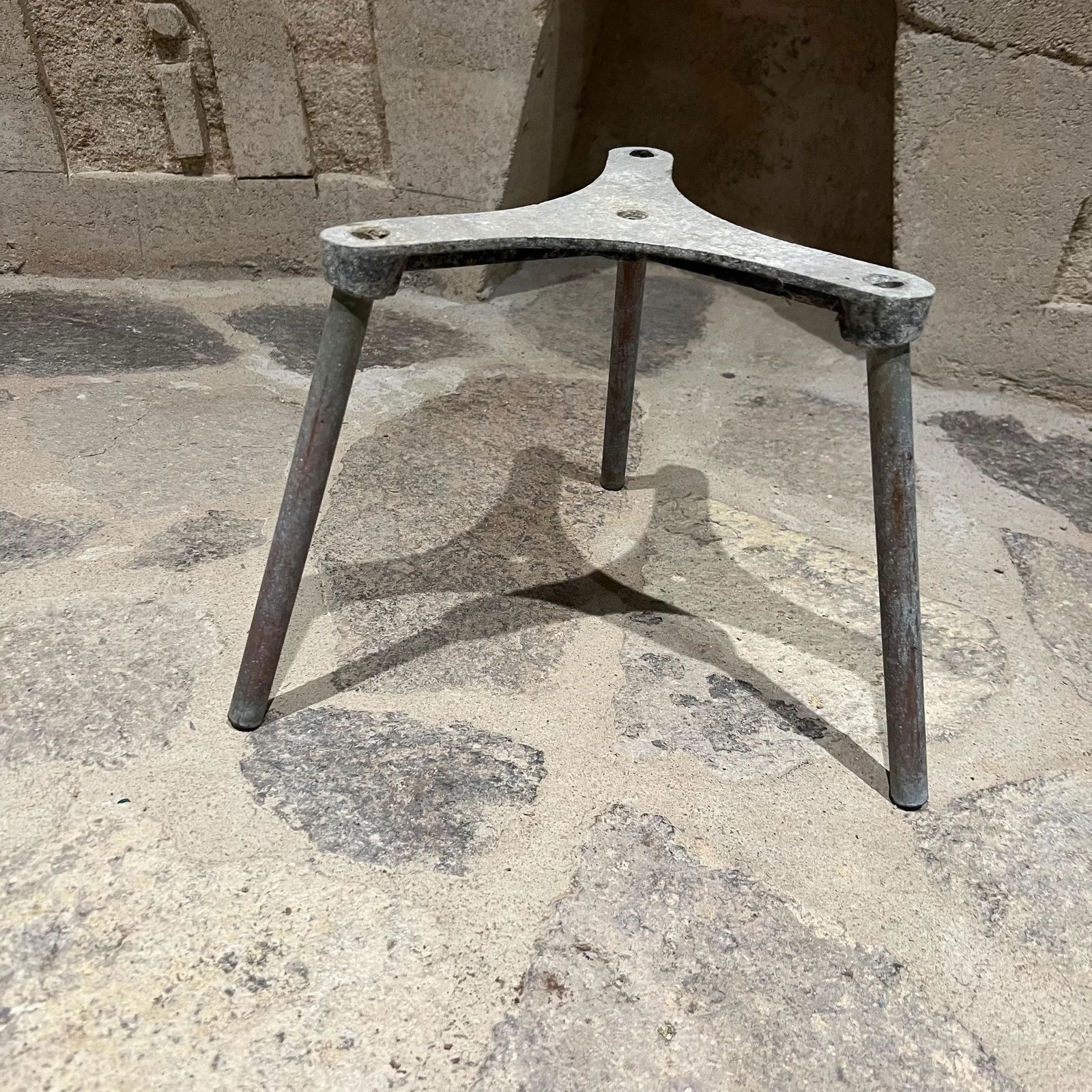 1950s Mid-Century Modern Tripod Planter Pedestal Stand in Patinated Aluminum - 7