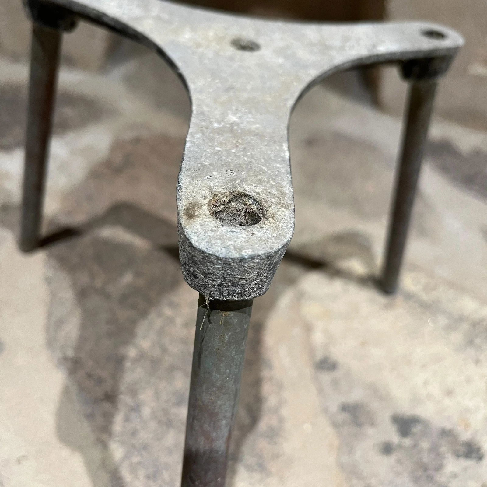 1950s Mid-Century Modern Tripod Planter Pedestal Stand in Patinated Aluminum - 8