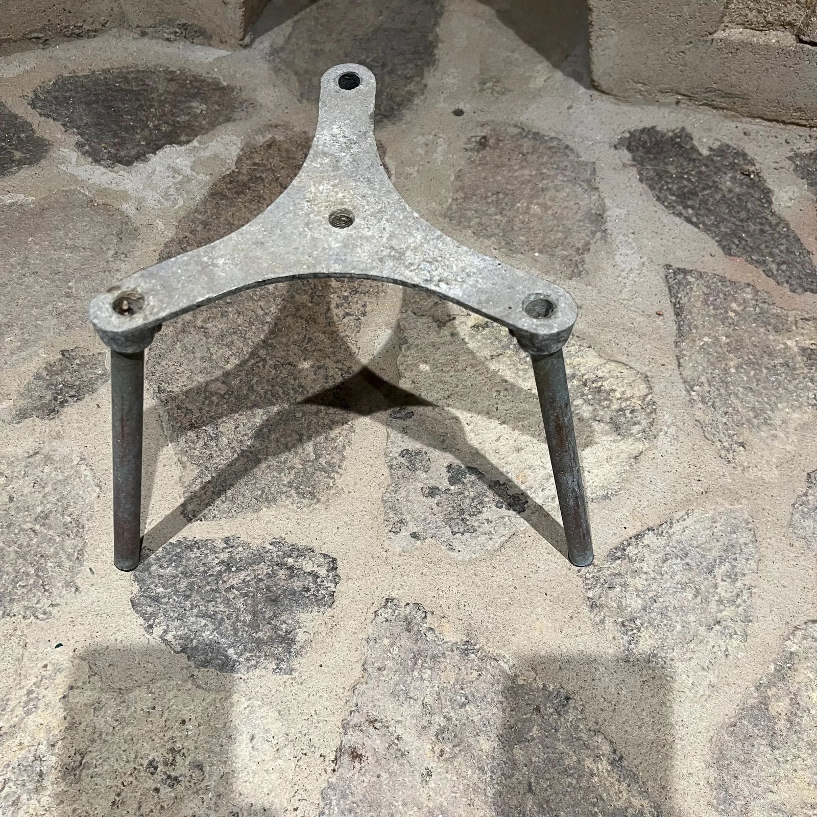 1950s Mid-Century Modern Tripod Planter Pedestal Stand in Patinated Aluminum - 9