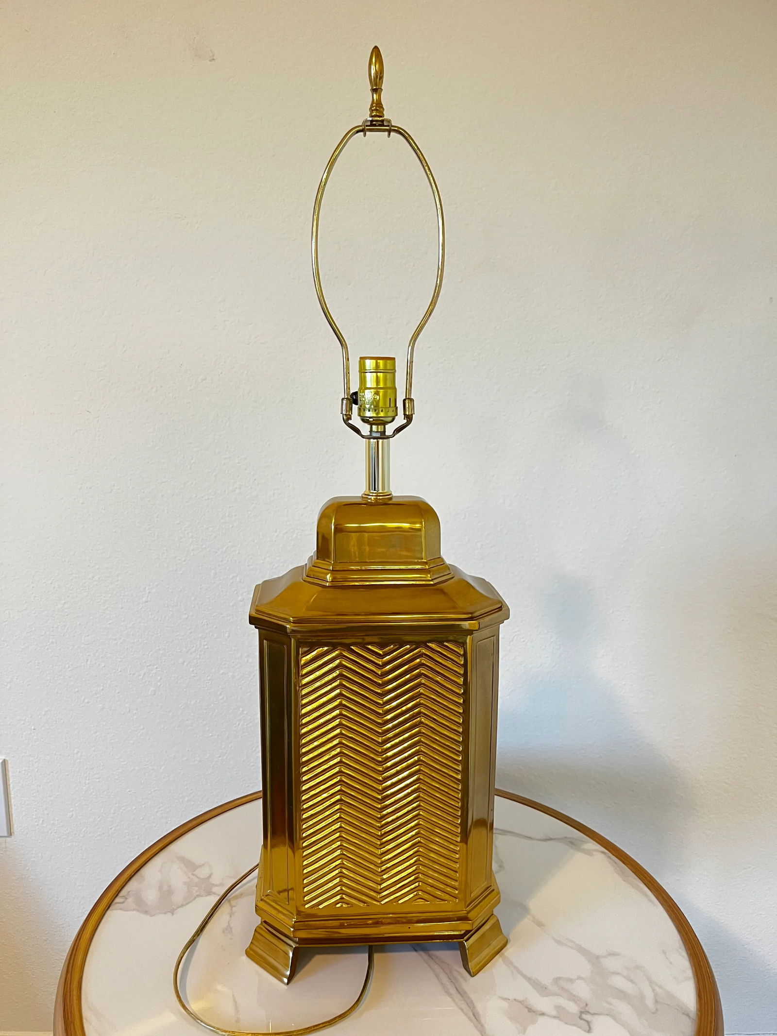1980s Vintage Sizable Brass Pagoda Top Herringbone Table Lamp - 3
