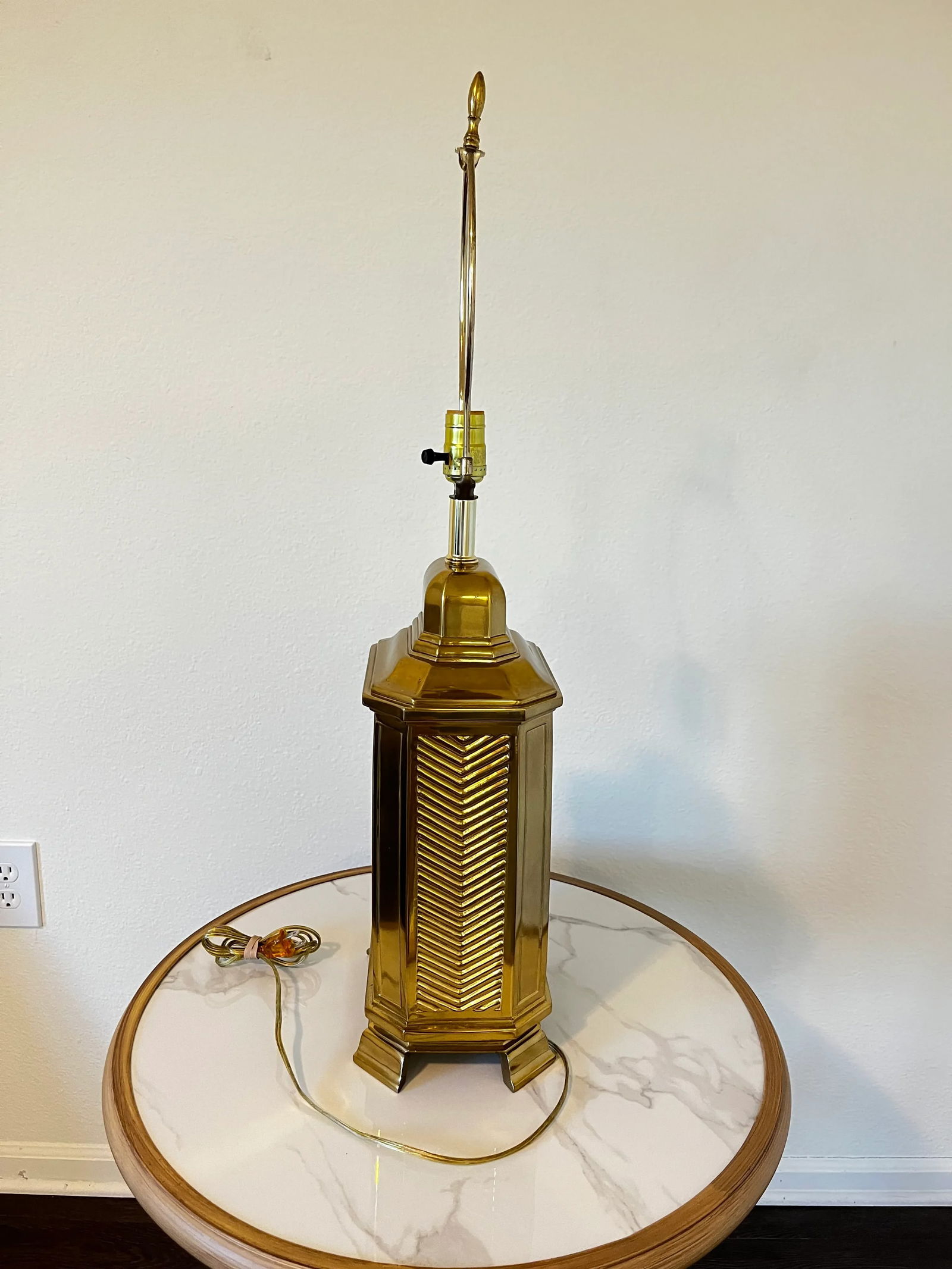 1980s Vintage Sizable Brass Pagoda Top Herringbone Table Lamp - 4