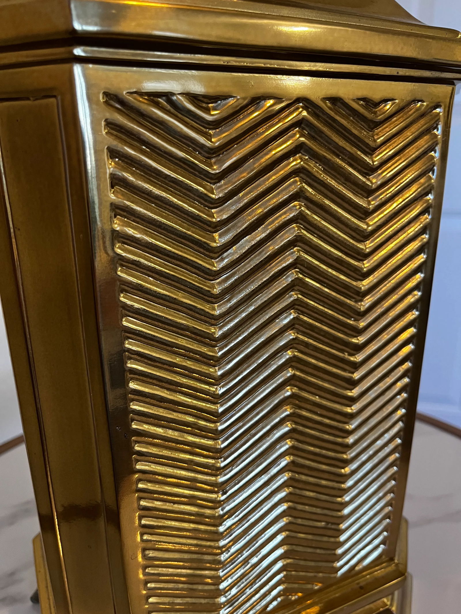 1980s Vintage Sizable Brass Pagoda Top Herringbone Table Lamp - 6