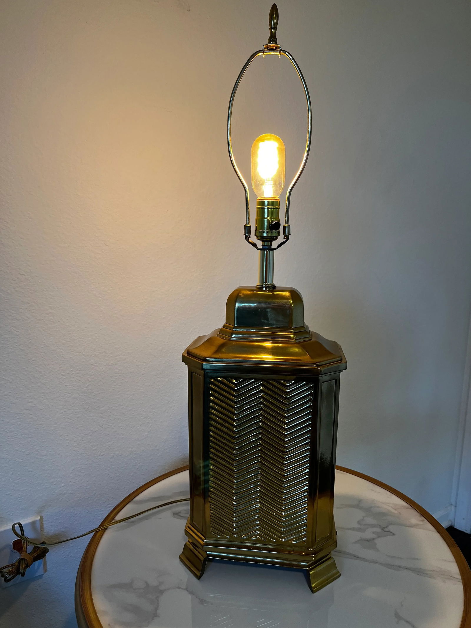 1980s Vintage Sizable Brass Pagoda Top Herringbone Table Lamp - 7