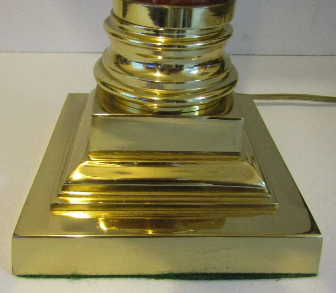 1980s Griotte Red Marble and Brass Corinthian Table Lamp With Lampshade - 10